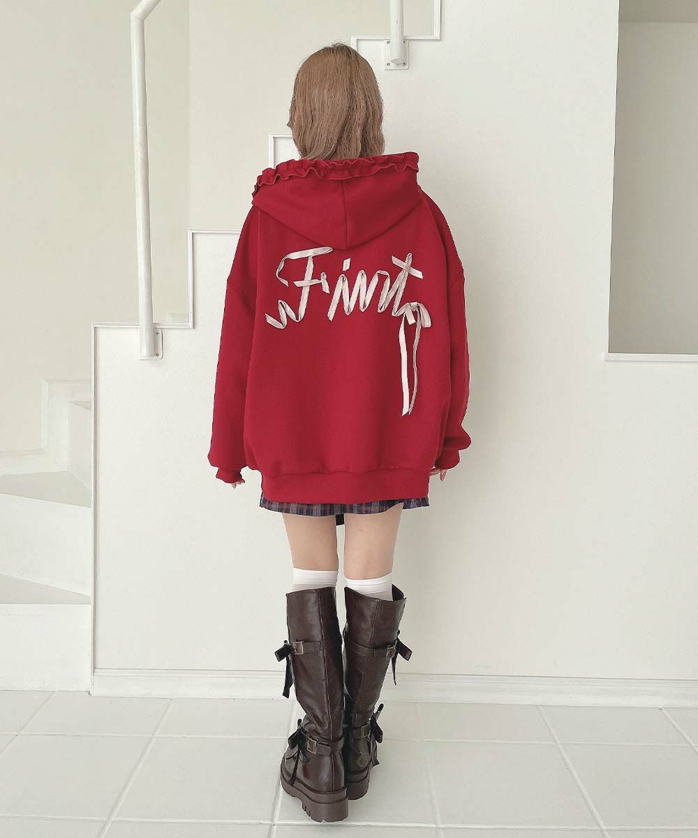バックスタイルに施したリボンのロゴがキュートで目を惹くZIPパーカー♡