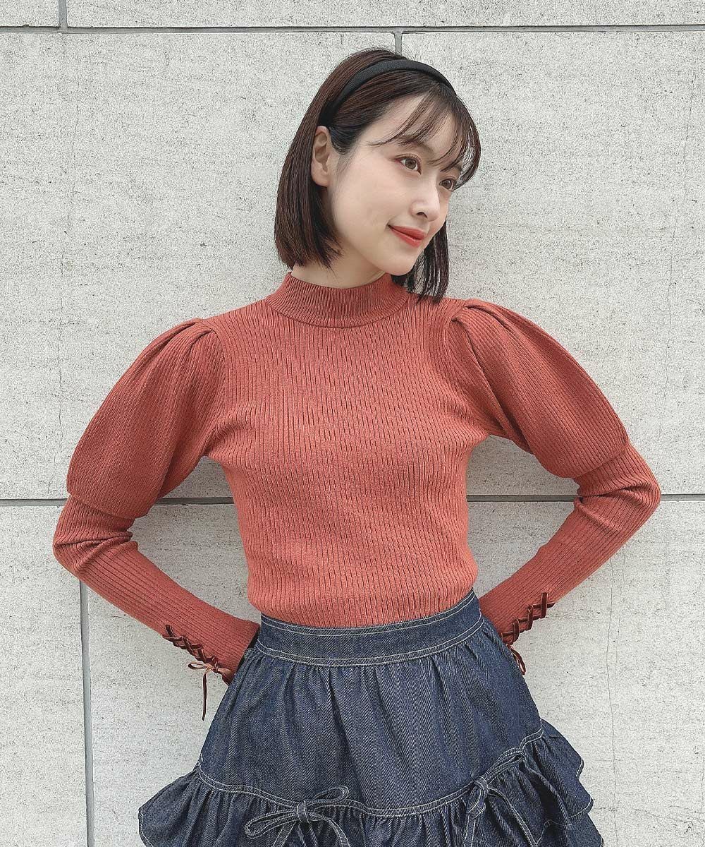 袖口にあしらったレースアップがキュートなリブニット🧶
