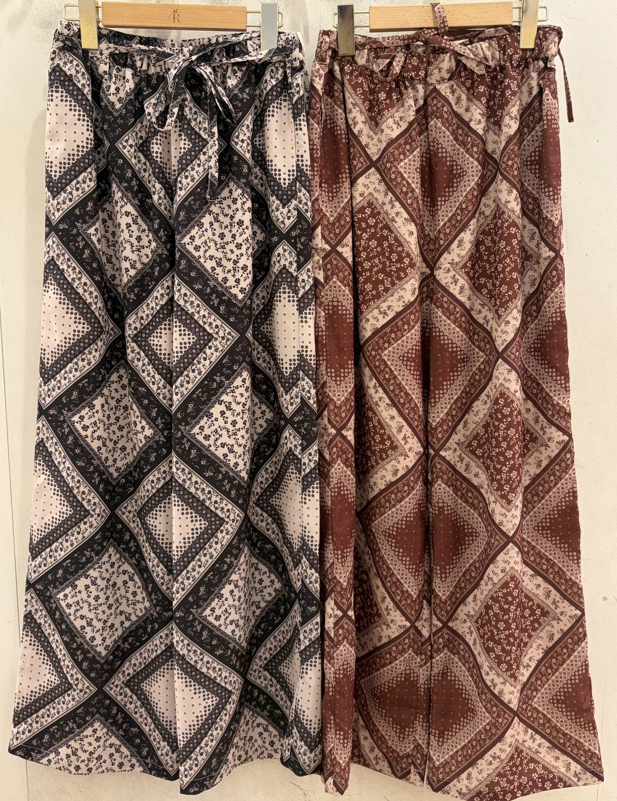 【暑い時期まで快適に着れる】柄パンツ