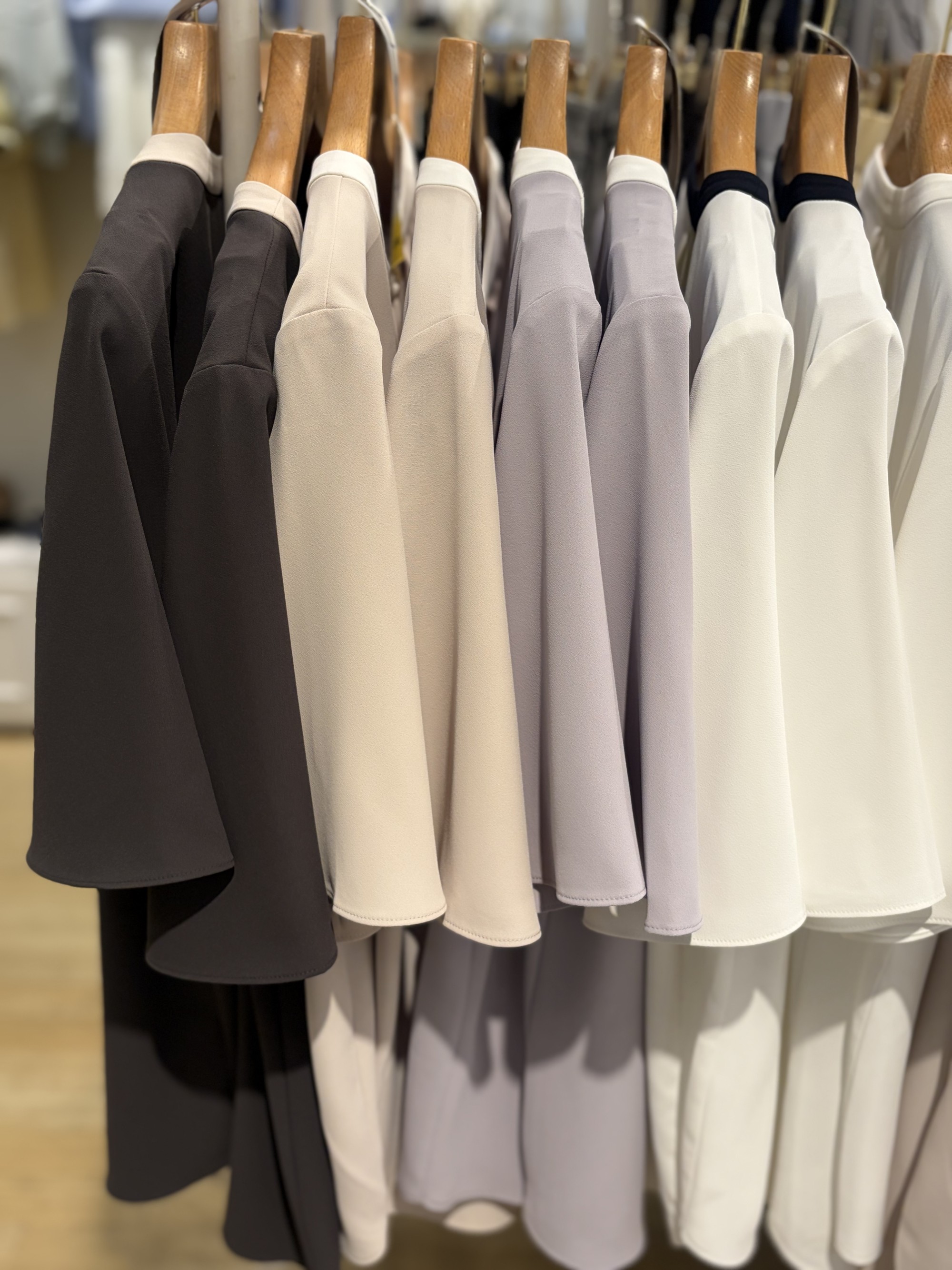 【暑い時期のオフィスシーンでも活躍！】ブラウス