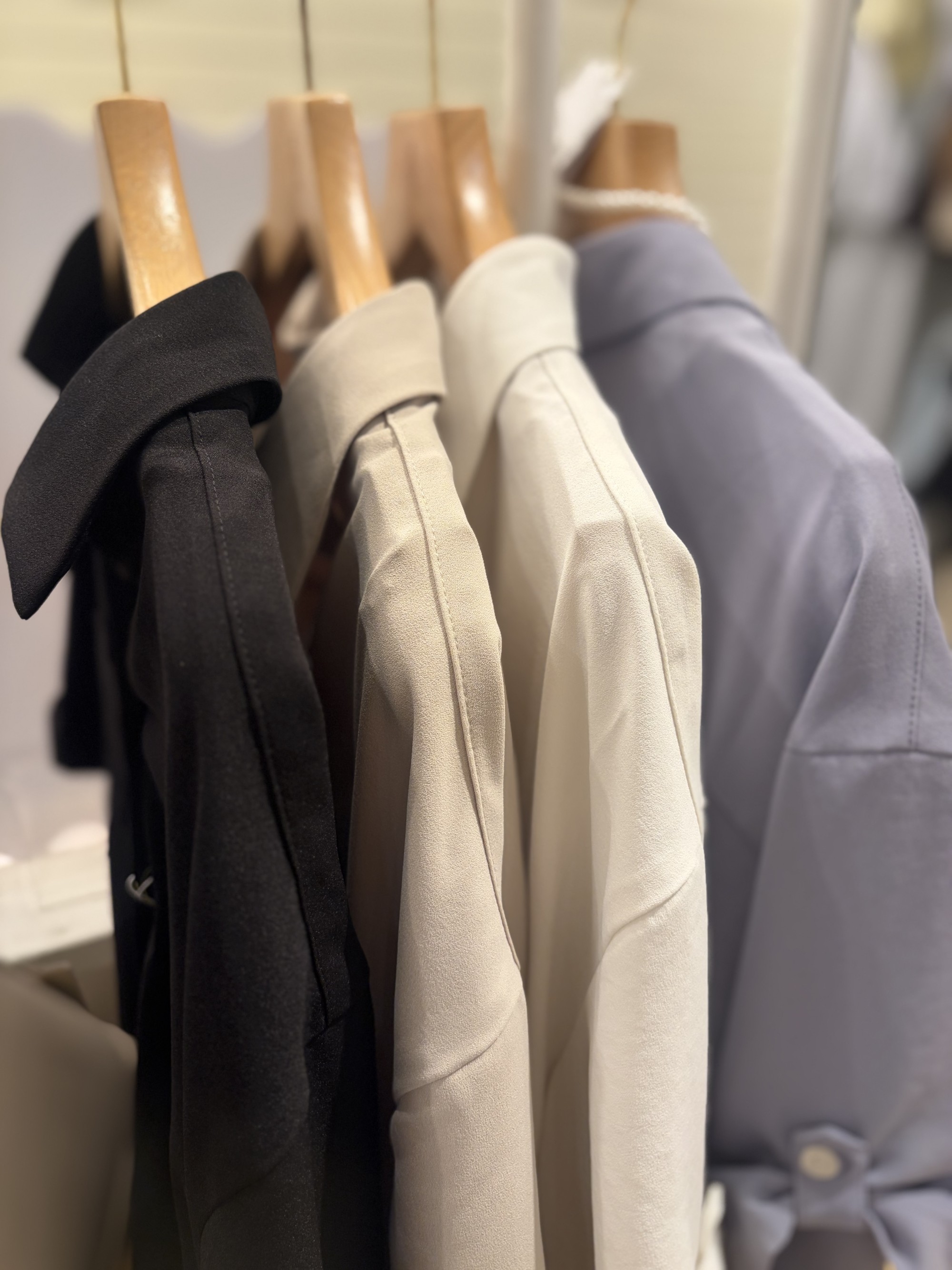 【しなやかなジョーゼットが上品に揺れる】スキッパーブラウス