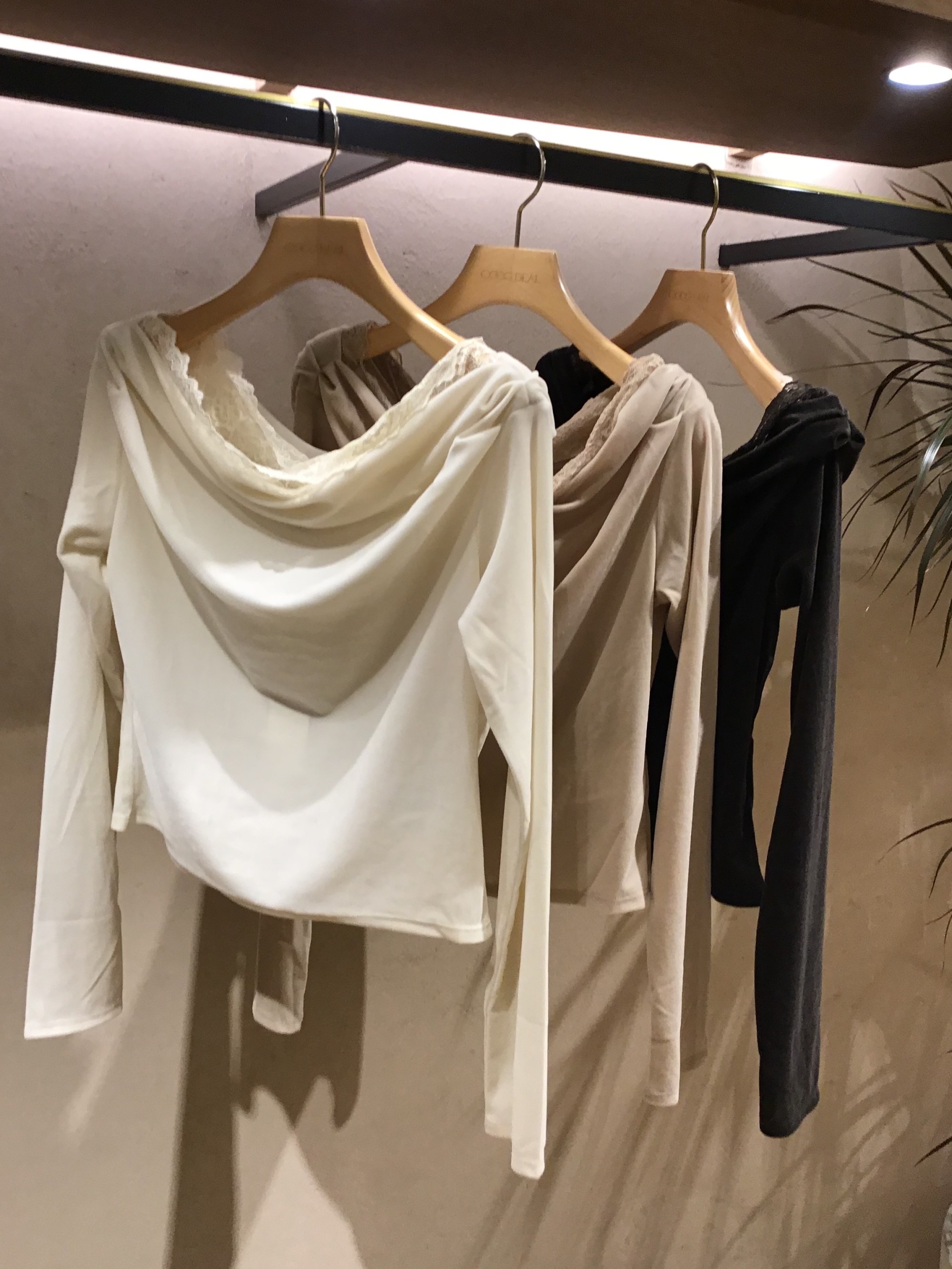 【新作入荷✨】ベロアレースオフショルトップス