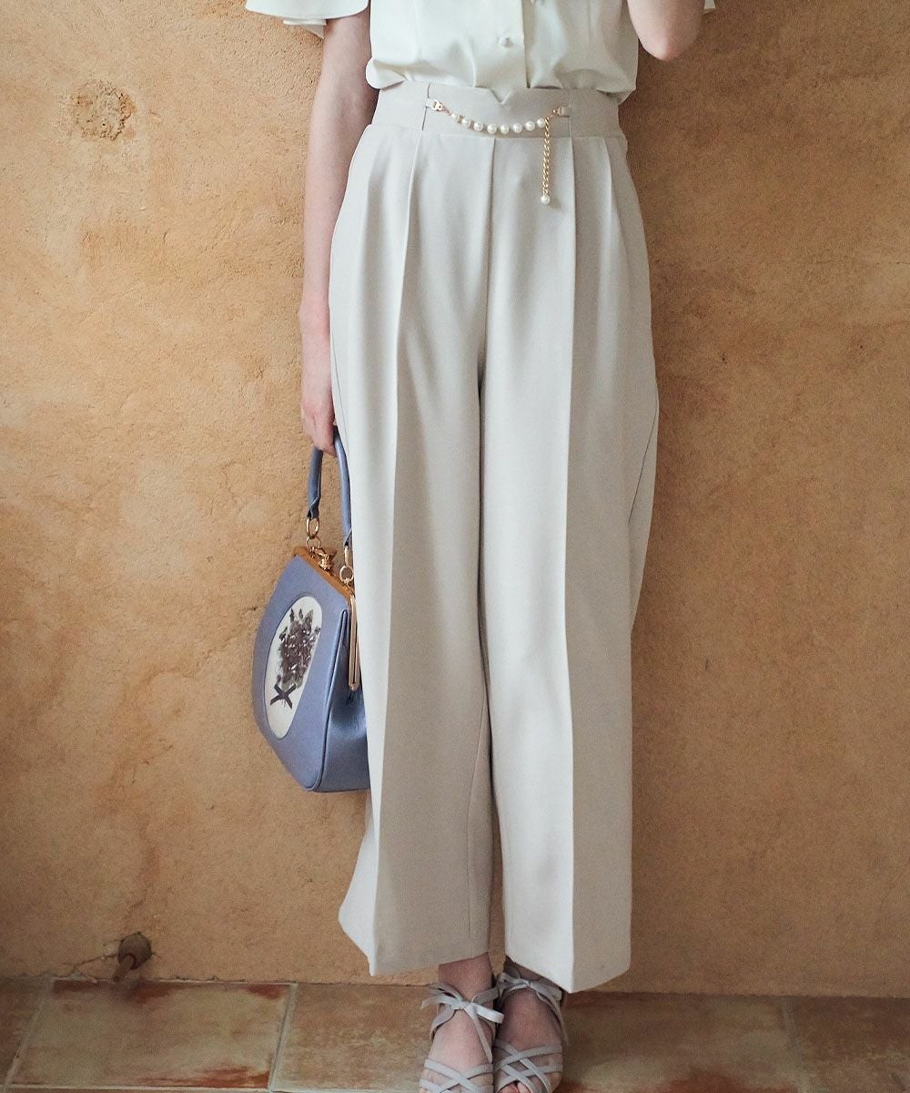 フロントのパールチェーンビットがクラシカルなストレートパンツ。