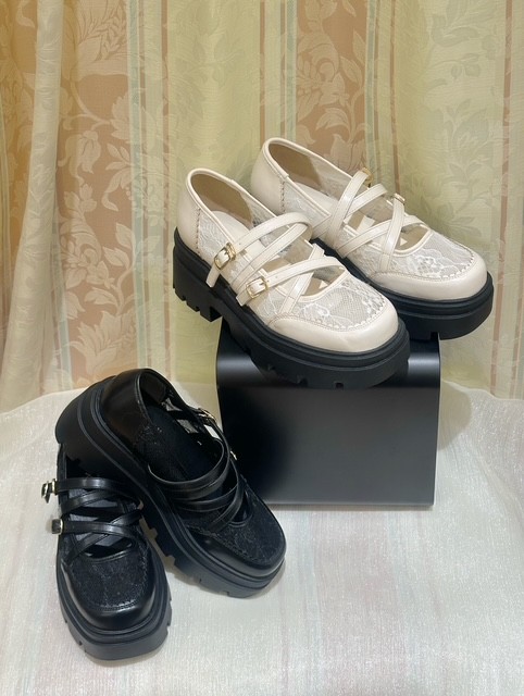 歩きやすいフラットなレースシューズ