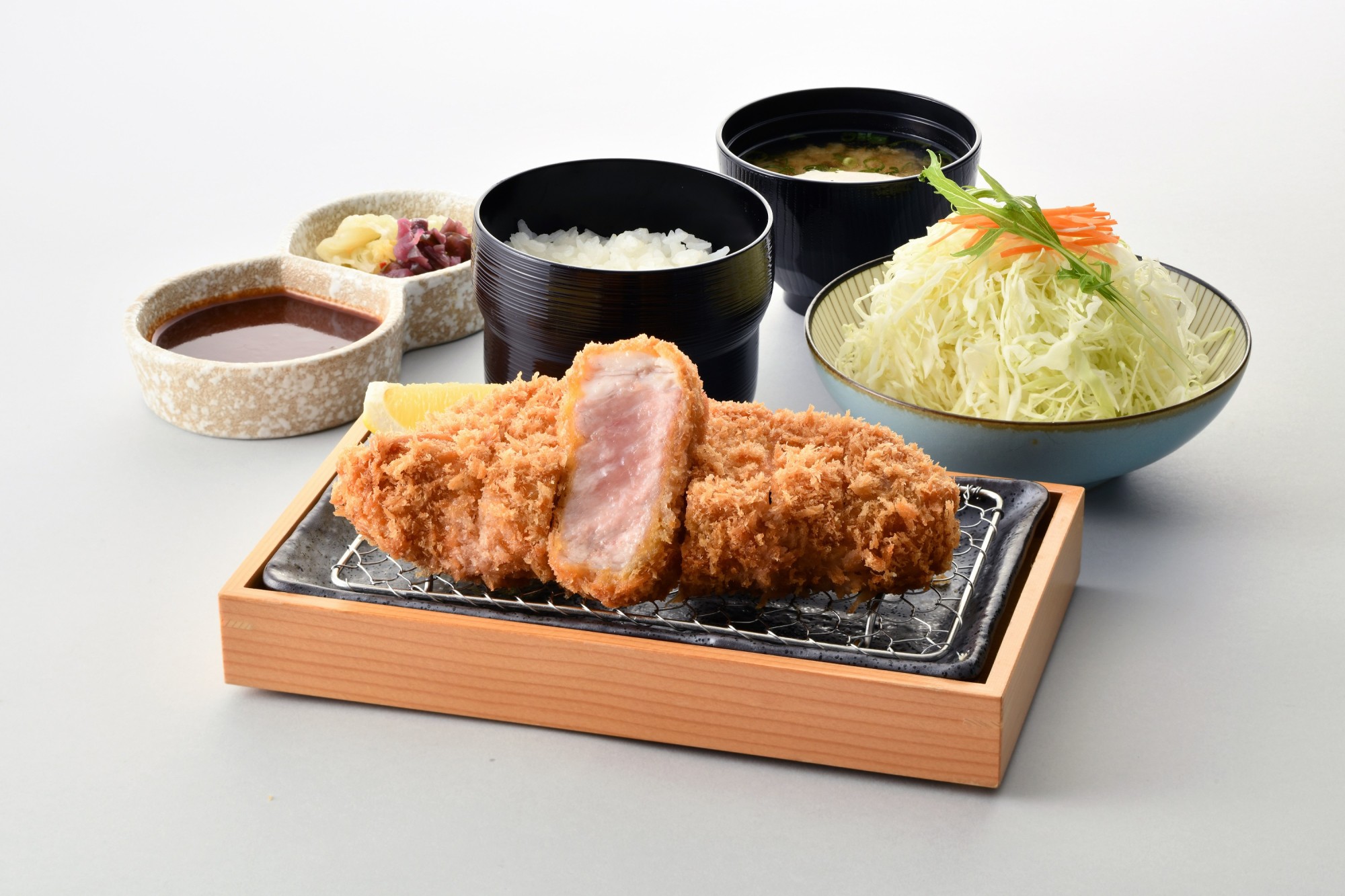 ボリューム満点！「厚切りやわらか国産ロースとんかつ膳（２００ｇ）のご紹介！