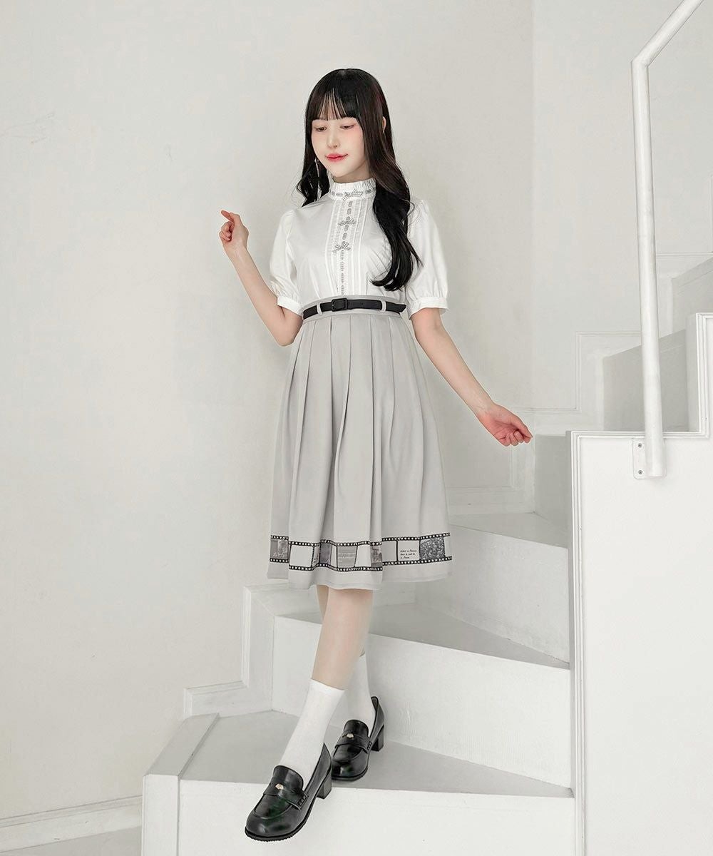 映画のワンシーンからインスパイアされたレトロなフィルムプリントがキャッチーなスカート。