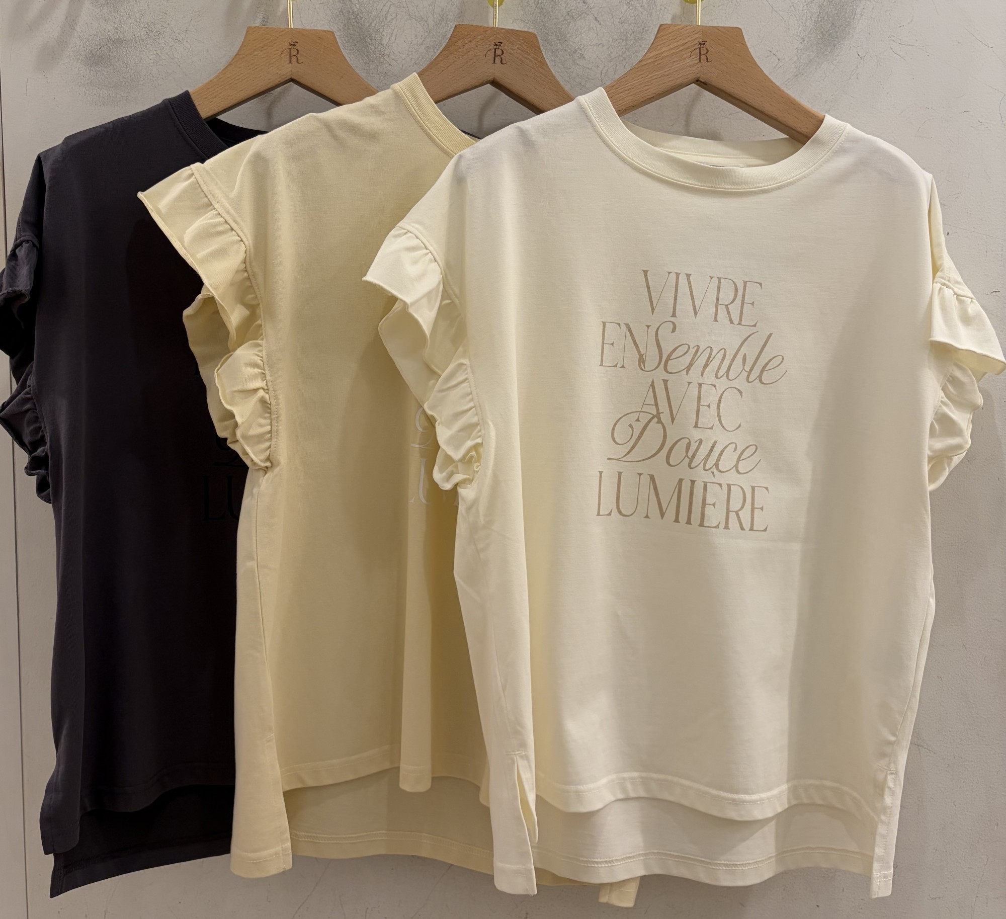 【華やかな袖フリルと洗練されたロゴが映える】機能性Tシャツ