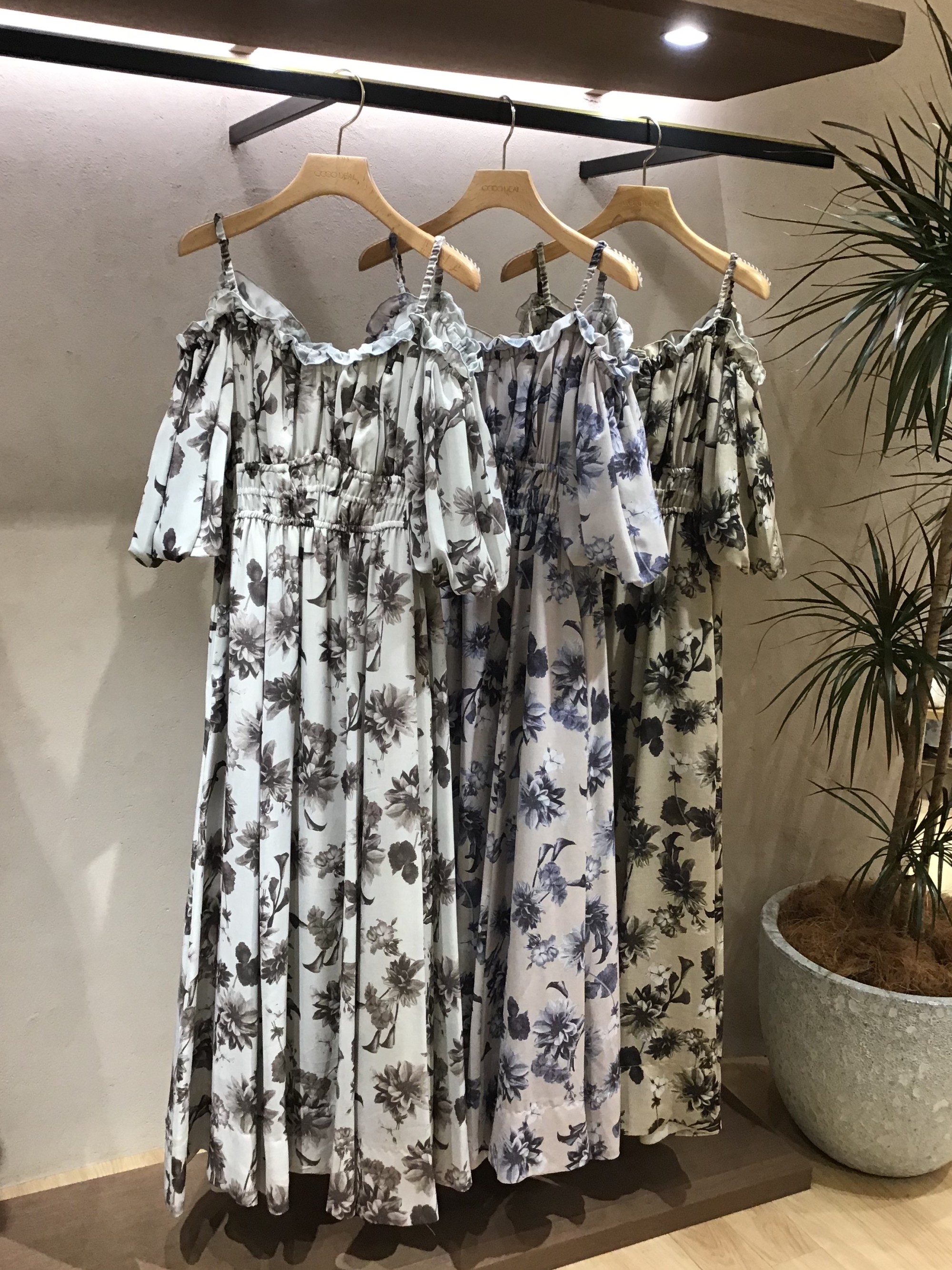 【新作入荷✨】フラワープリントオフショルワンピース