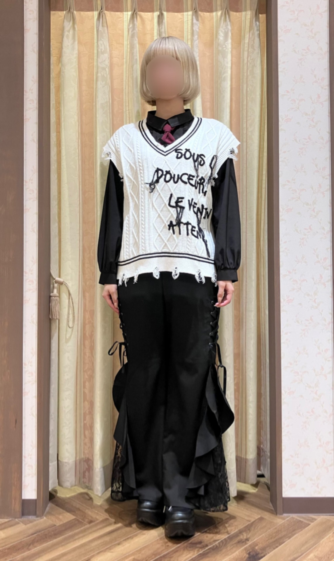 ネクタイ×ダメージニットベストで辛口プレッピーコーデ