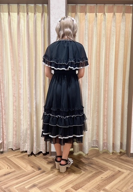 華やかなフリルケープのワンピース