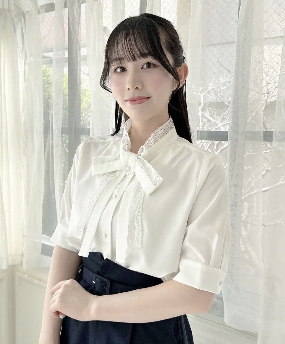 フロントのボウタイがレトロな印象のブラウス🎀