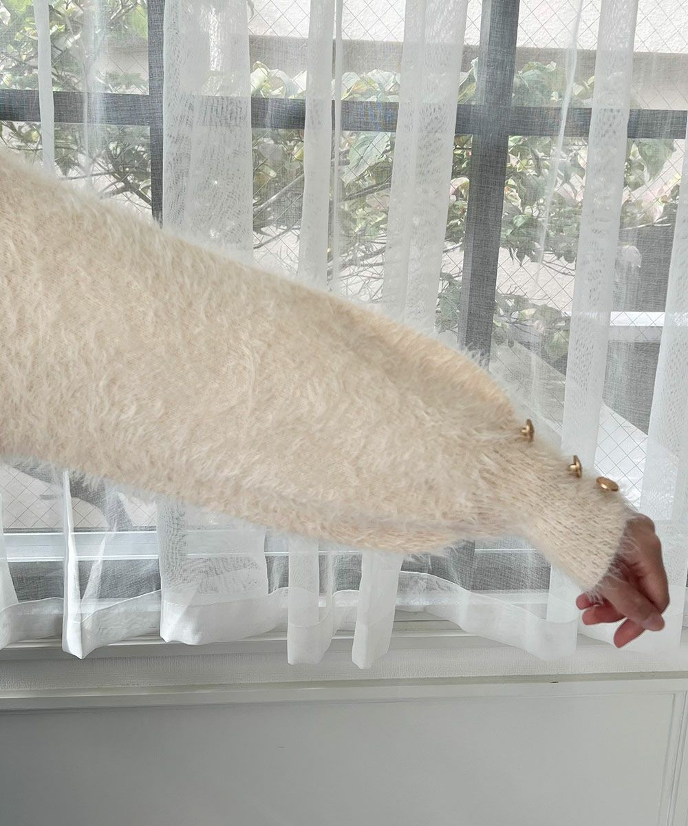 思わず触りたくなるようなふんわり柔らかなシャギー素材のニットプルオーバー🧶