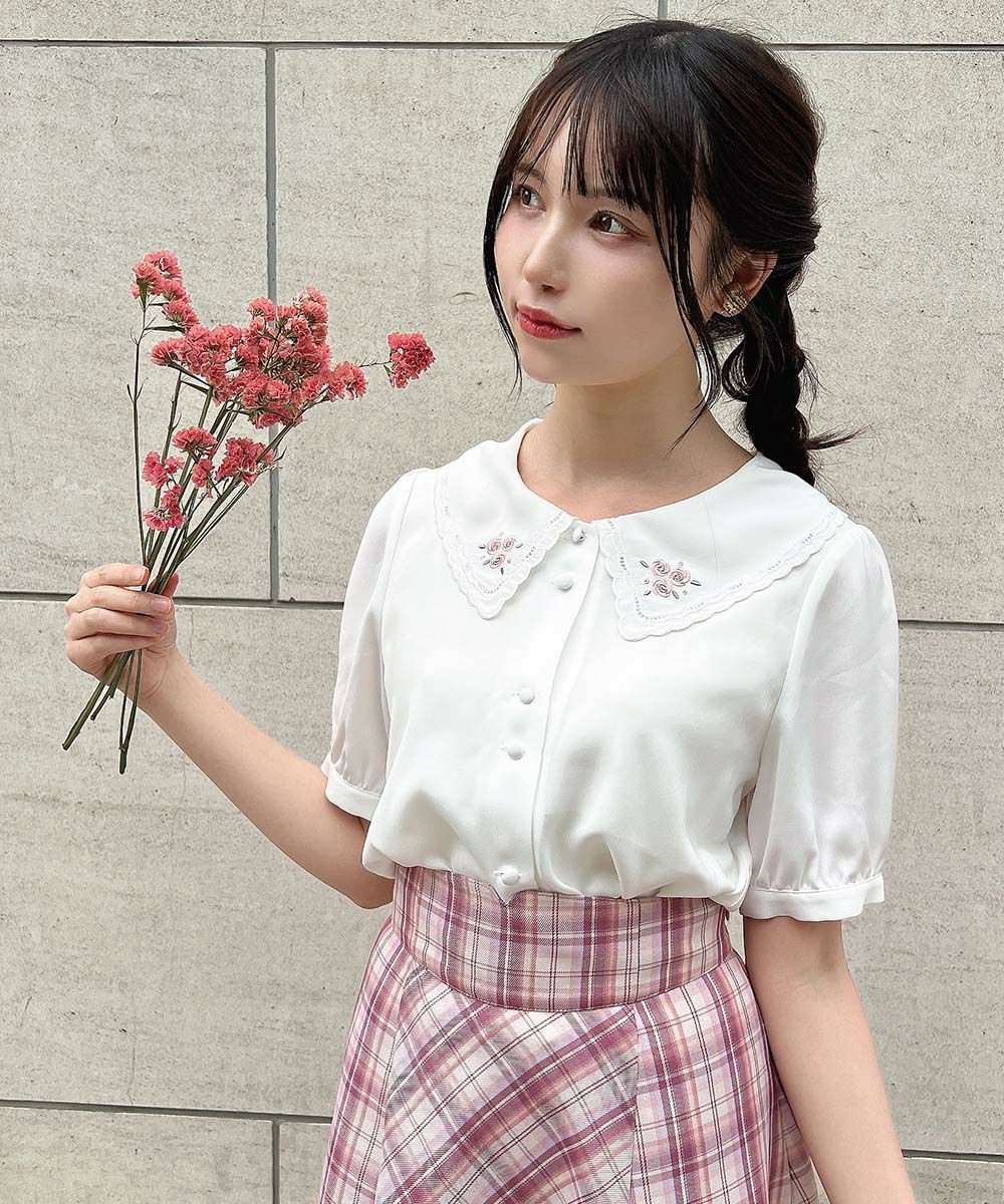 衿のローズ刺繍がとびきりキュートなブラウス🎀