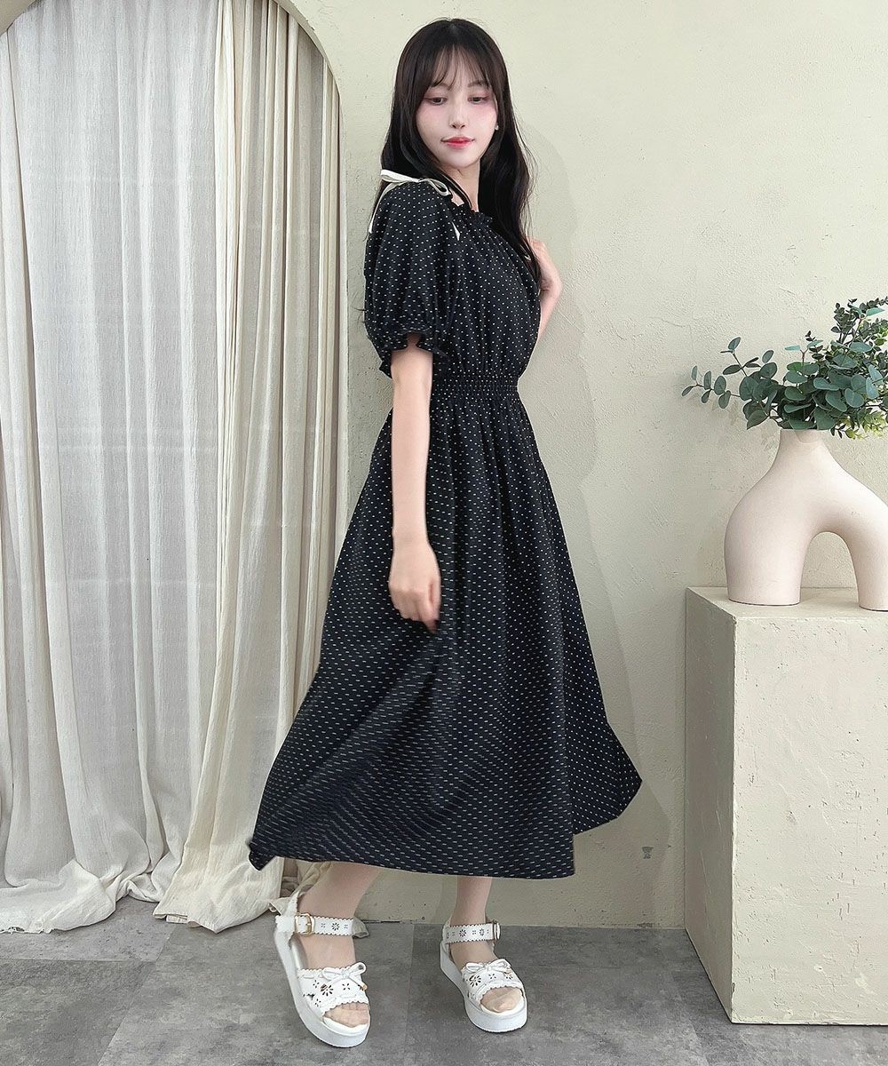 ショルダーのサテンリボンがポイントのドット柄ワンピース👗