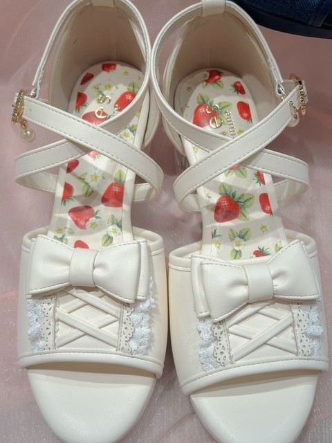 見えないところまでカワイイ苺柄サンダル