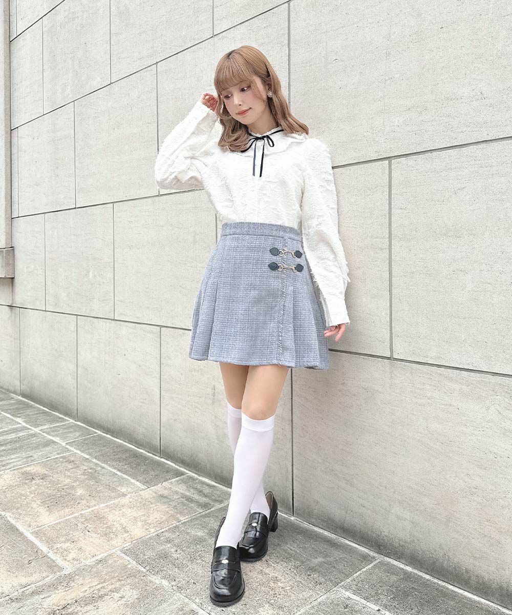 毛足のあるジャガード素材が目を惹くブラウス。