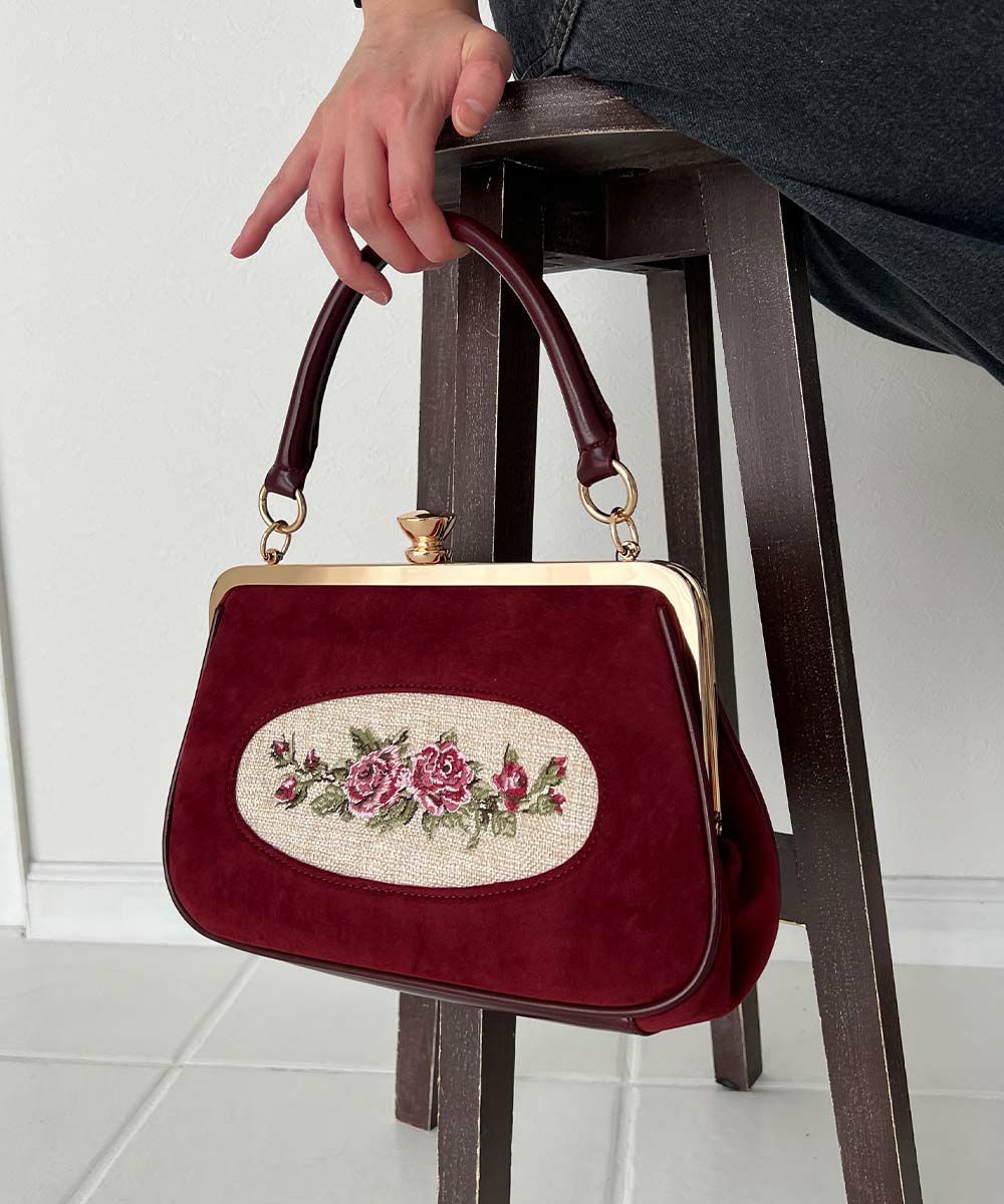 美術品のような繊細な刺繍が美しいアイコニックな別珍バッグ。