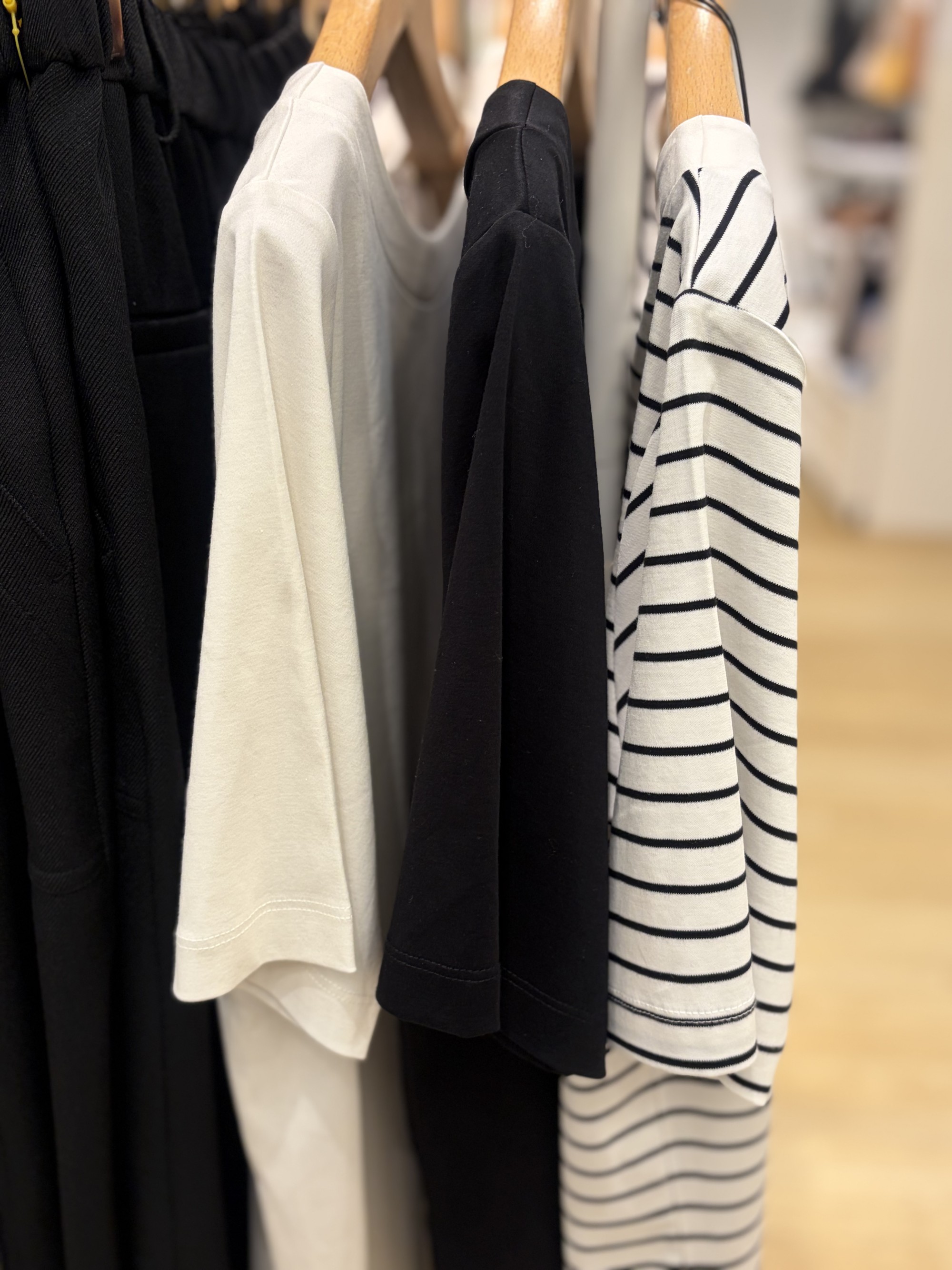 【上品な光沢とほどよい抜け感】キレイめカットソー