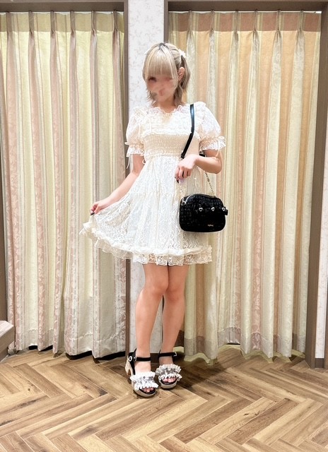 夏らしい総レースアイテムを使ったコーデ