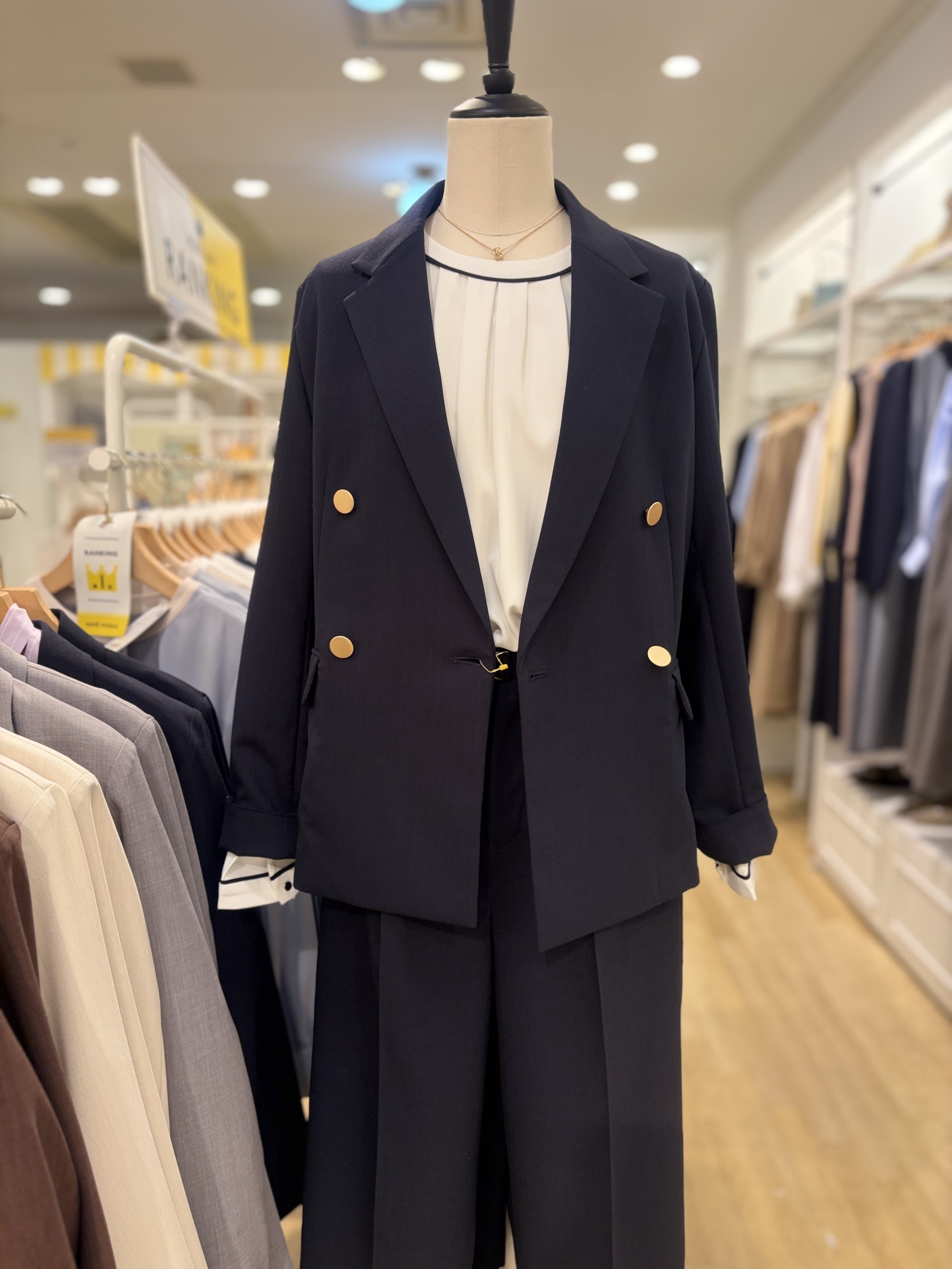 【オフィスカジュアルから休日まで着回せる】ダブルジャケット 