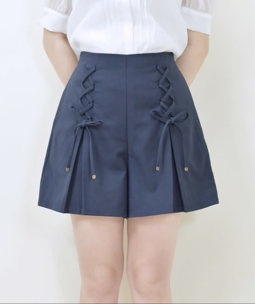 フロントのダブルレースアップが目を惹くショートパンツ♡