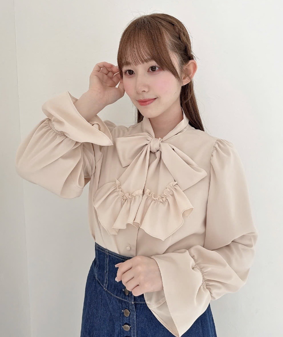 フリル付きボウタイがクラシカルで目を惹くブラウス🎀