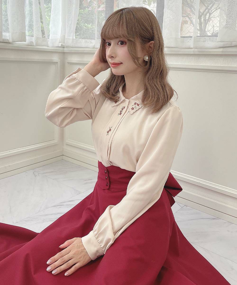 衿とフロントの小花刺繍がとびきりレトロなブラウス♡