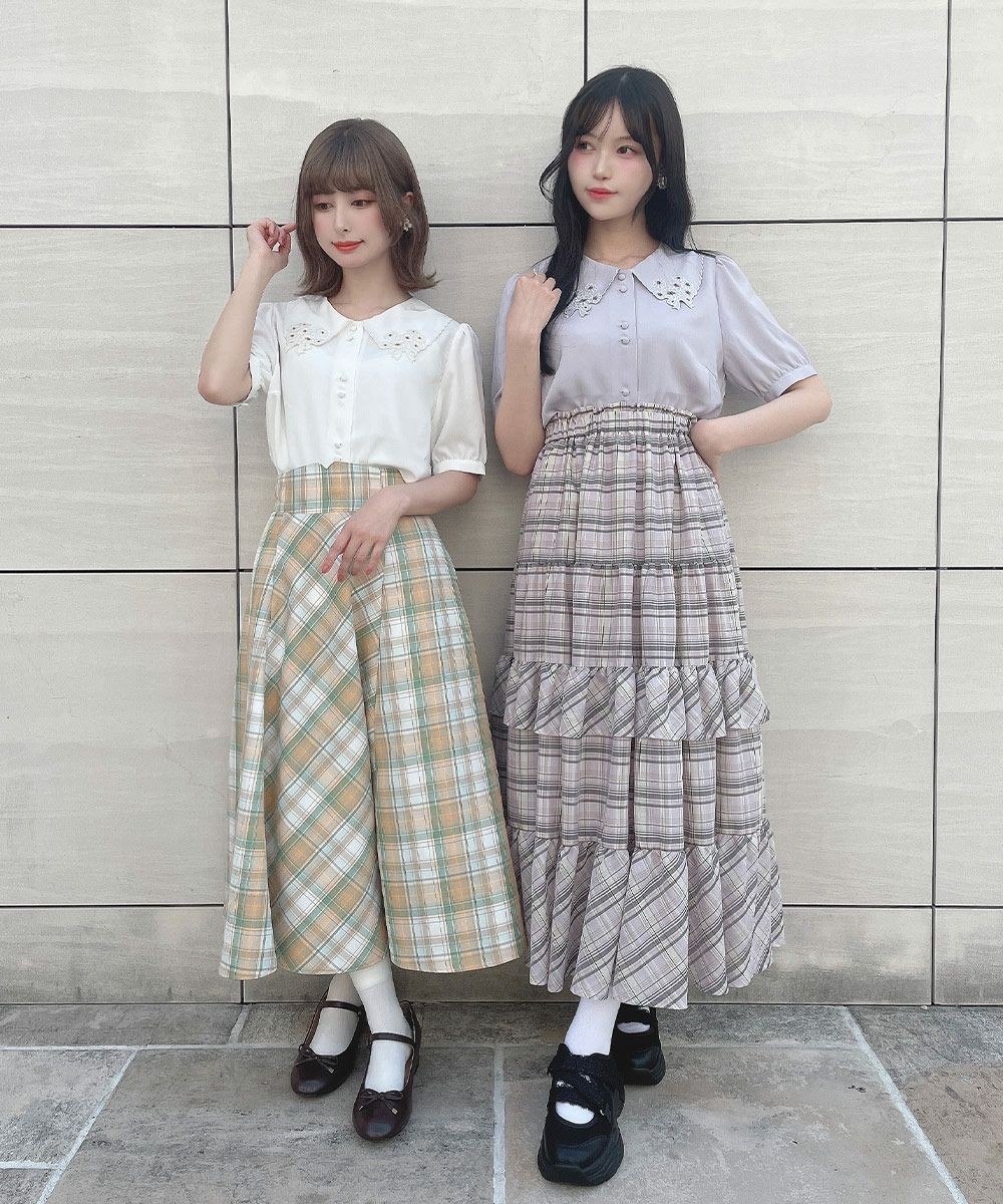 ミニブーケのカットワークがとびきりキュートなブラウス🌷