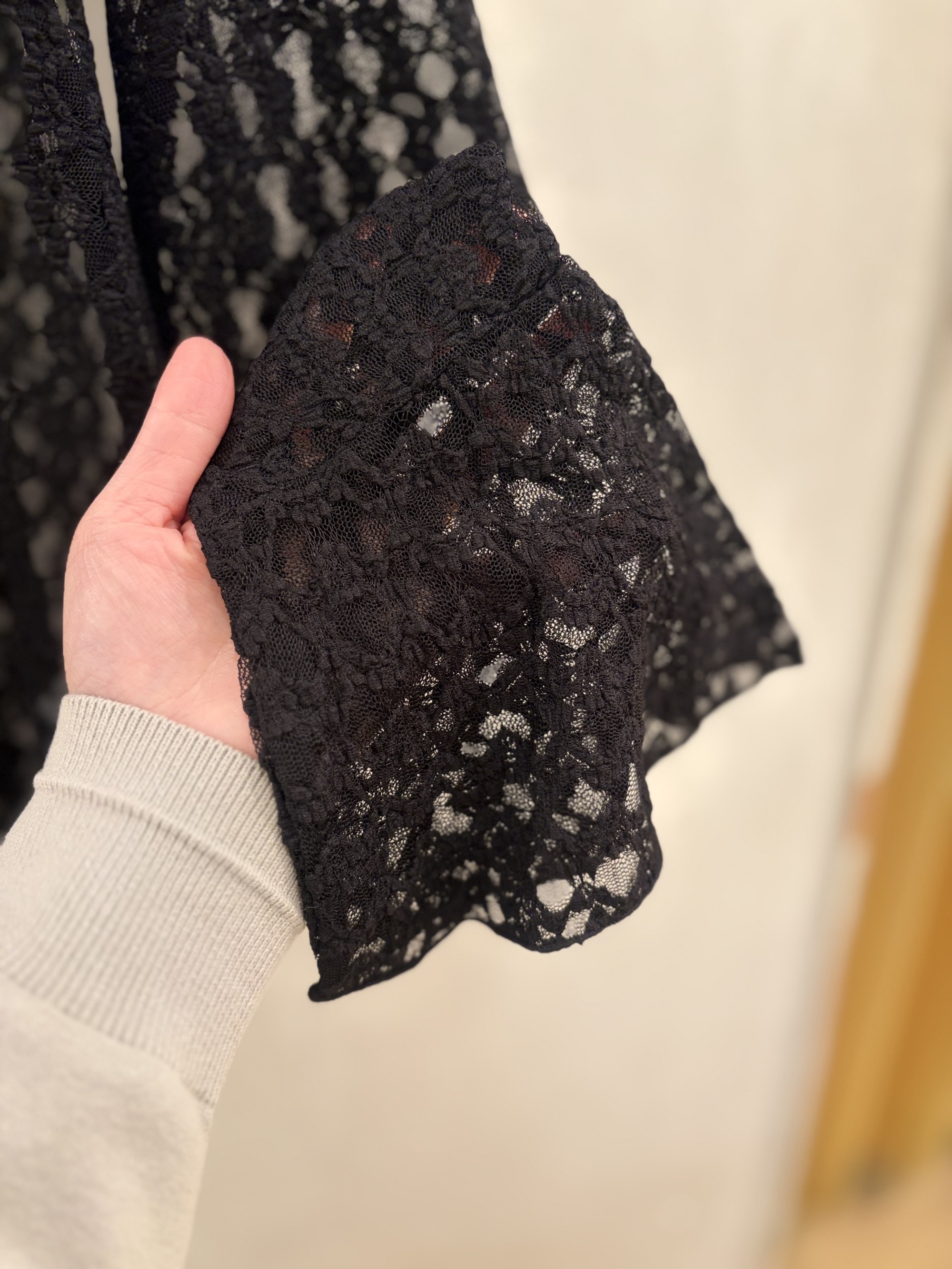 【上品で取り入れやすい素材感】レースカットトップス