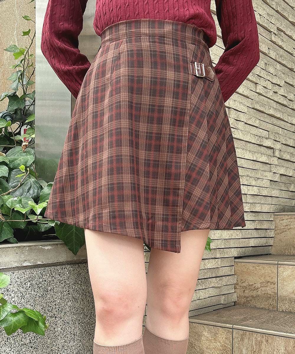 シーズンムードを感じるレトロなチェック柄のミニスカート♡