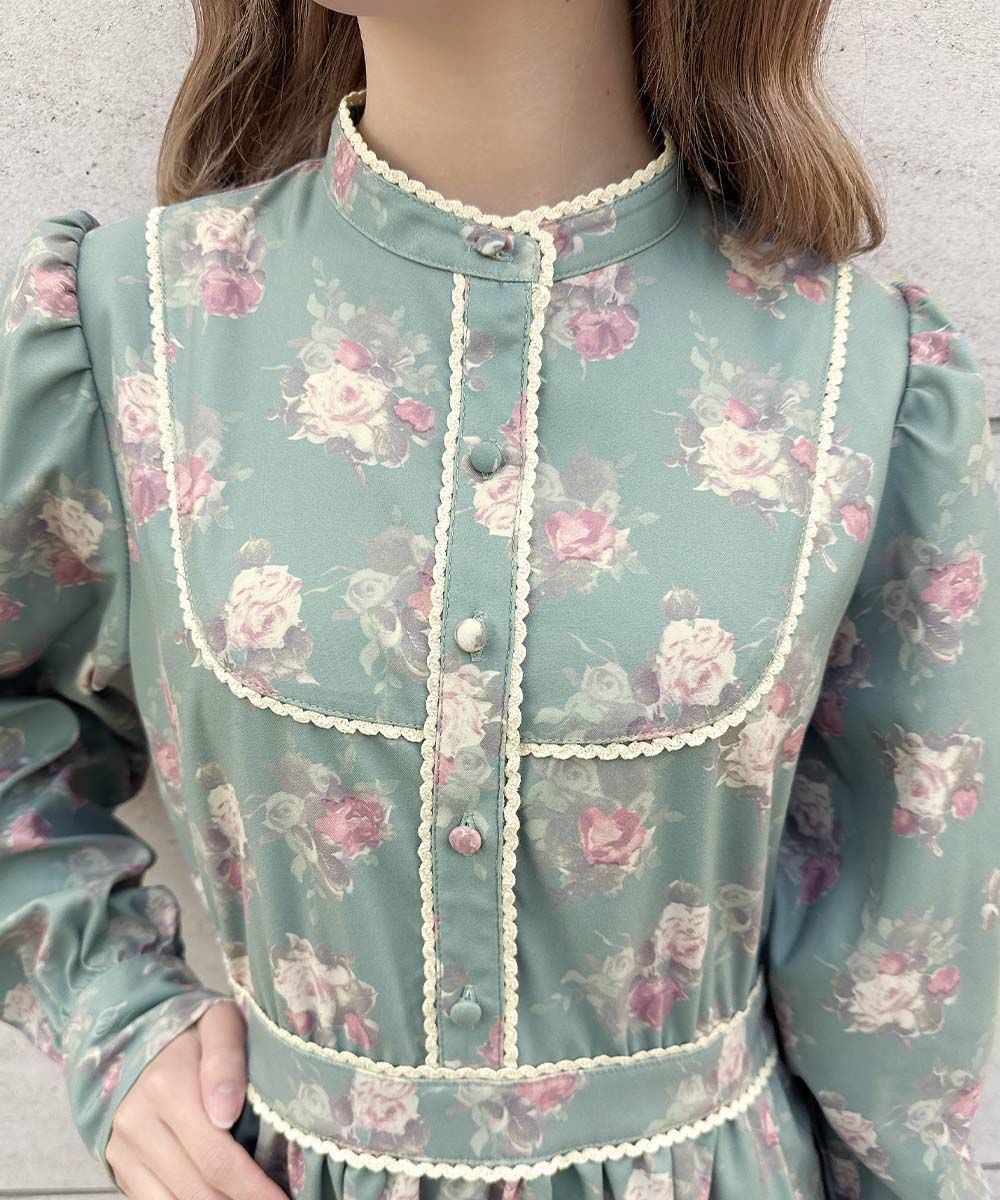 とびきりレトロな花柄が目を惹くワンピース。