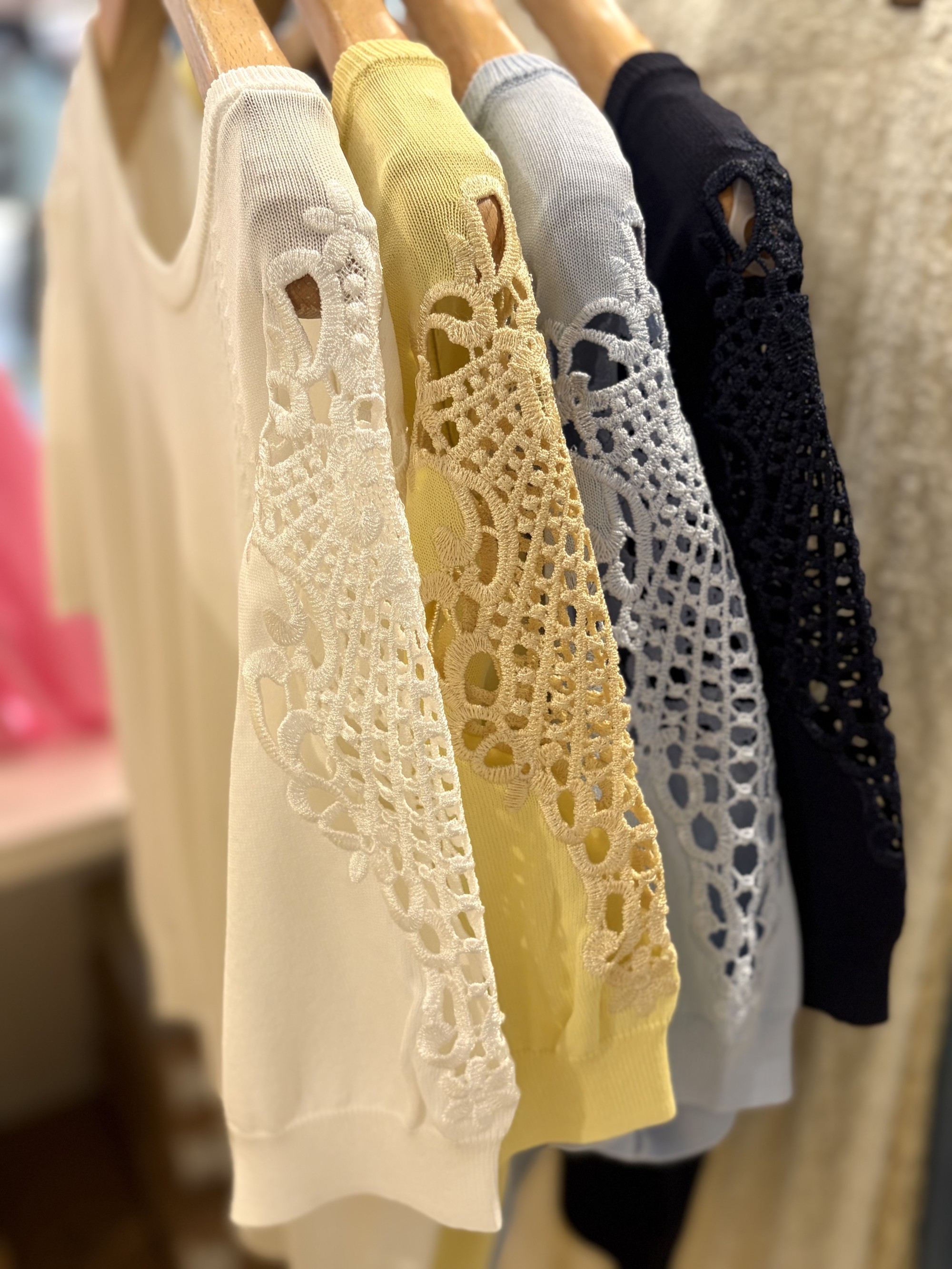 【シンプルコーデを格上げする】袖レースニット