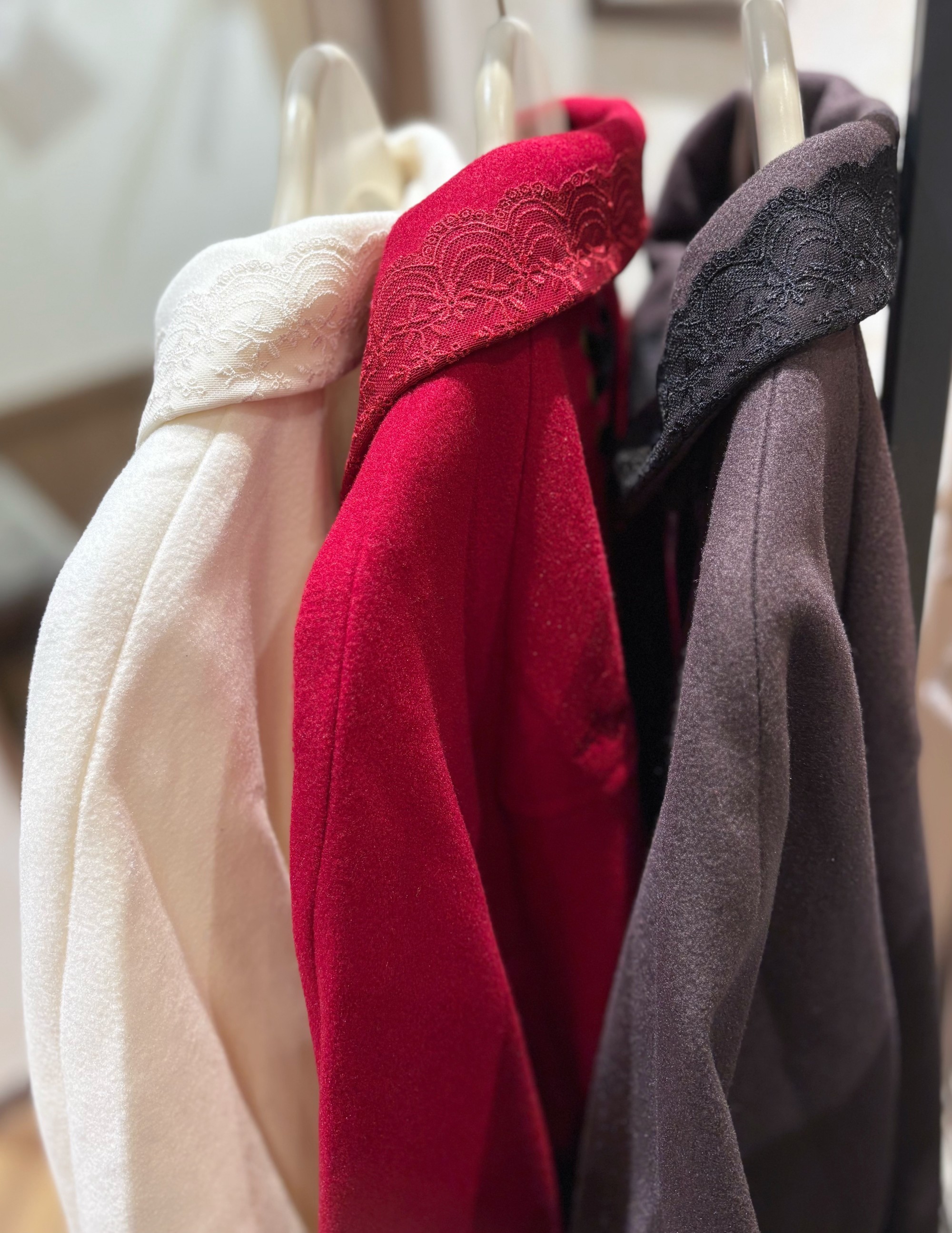 〘さまざまな系統のコーデにぴったり〙ケープコート