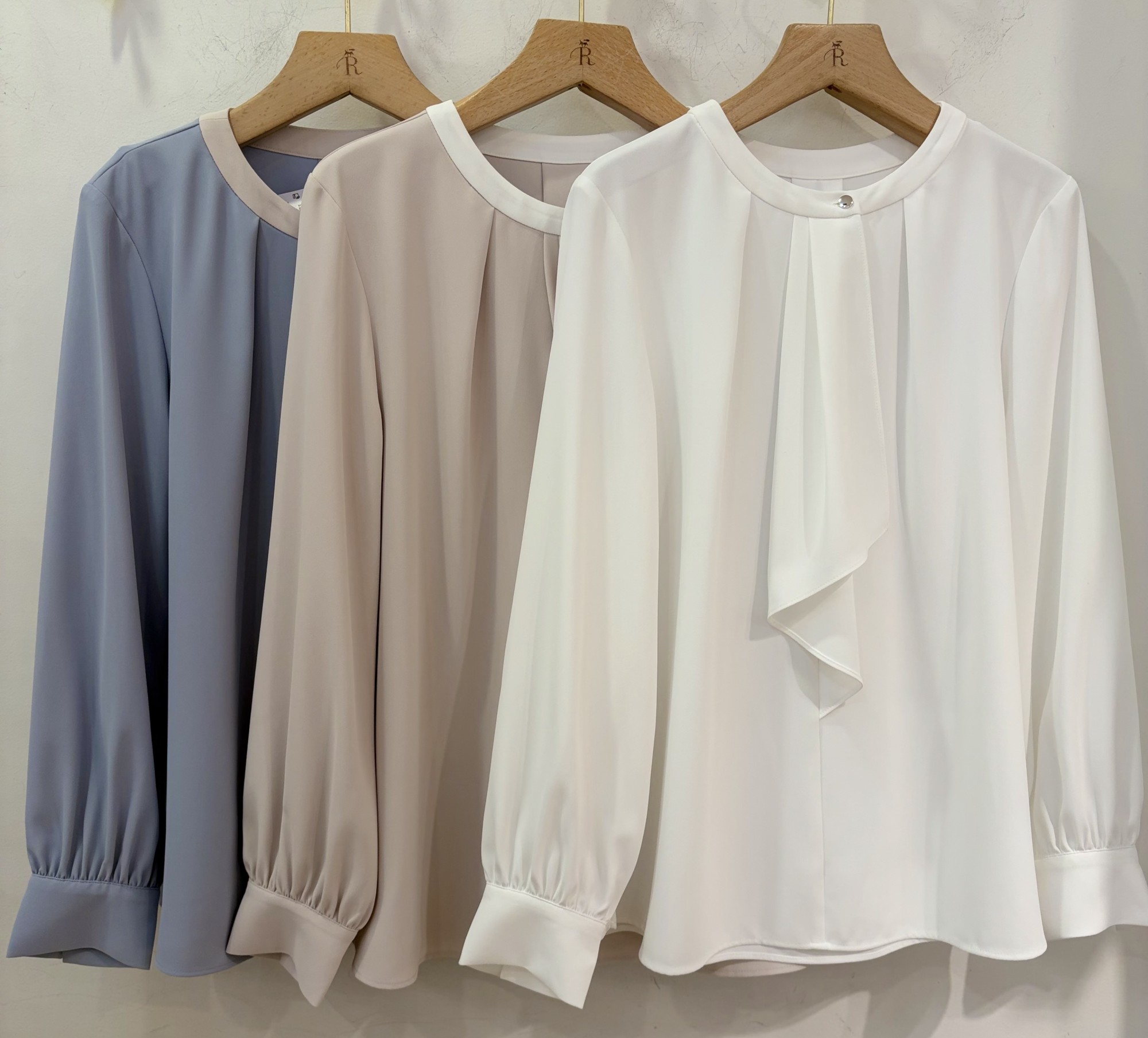 【オフィスにもお出かけにも◎】ブラウス