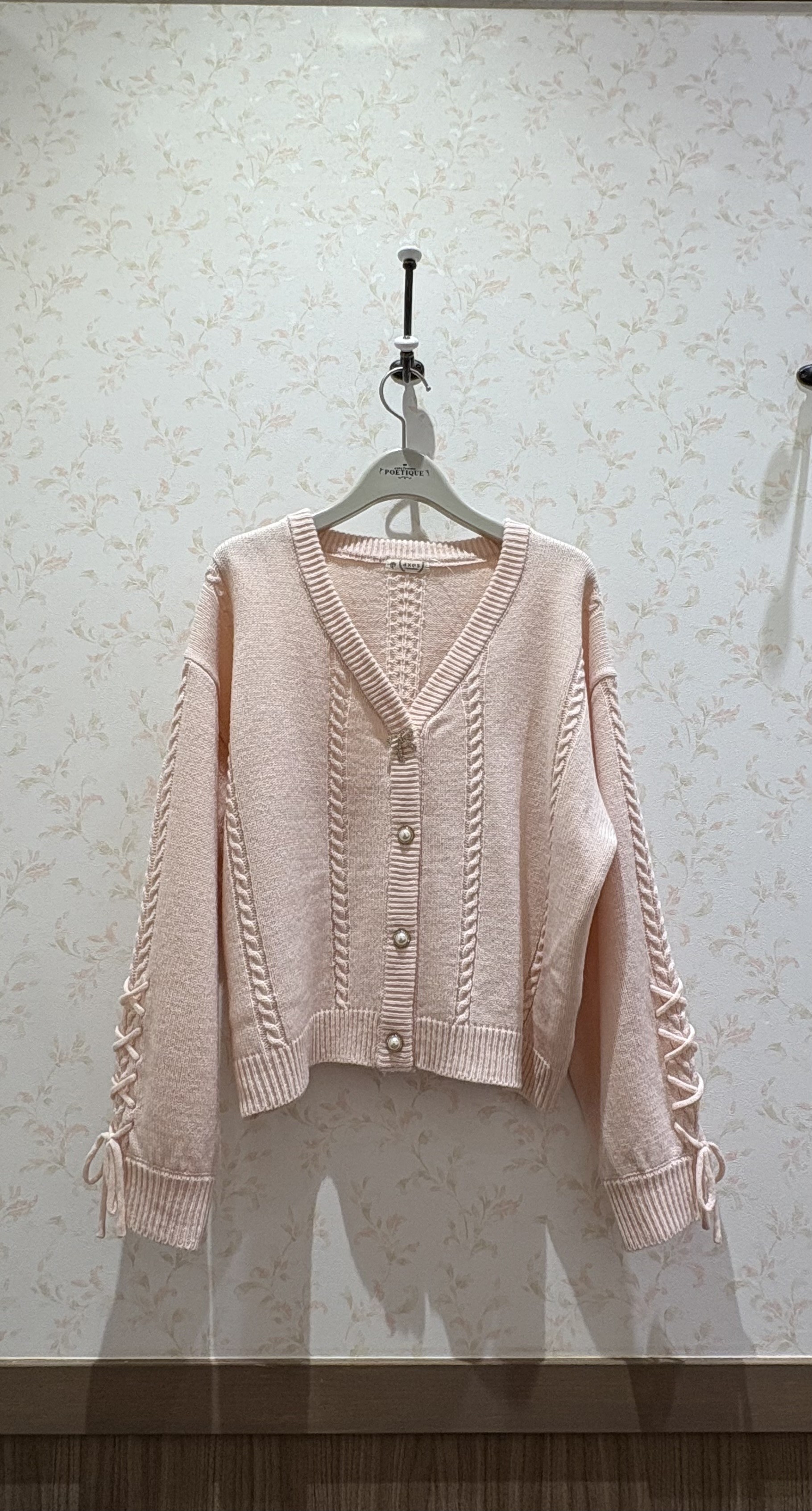 キラキラリボンがアクセントのニットカーディガン