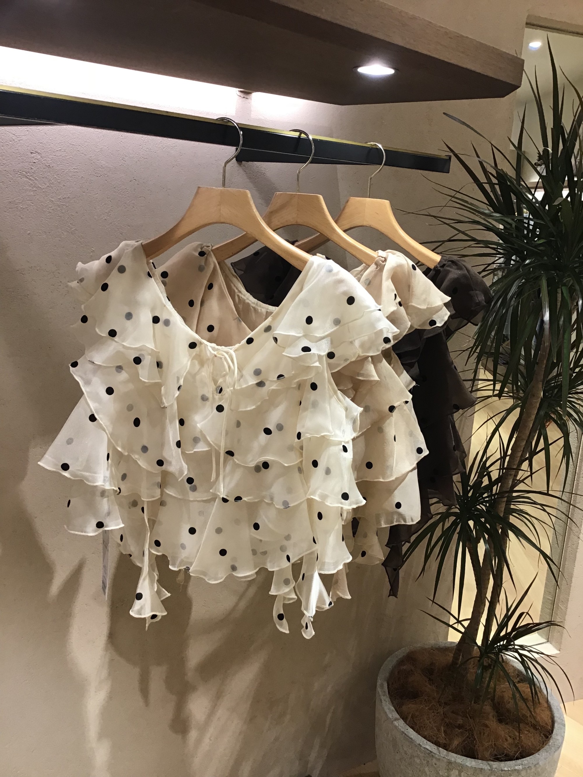 【新作入荷✨】オーガンジーフリルオフショルブラウス