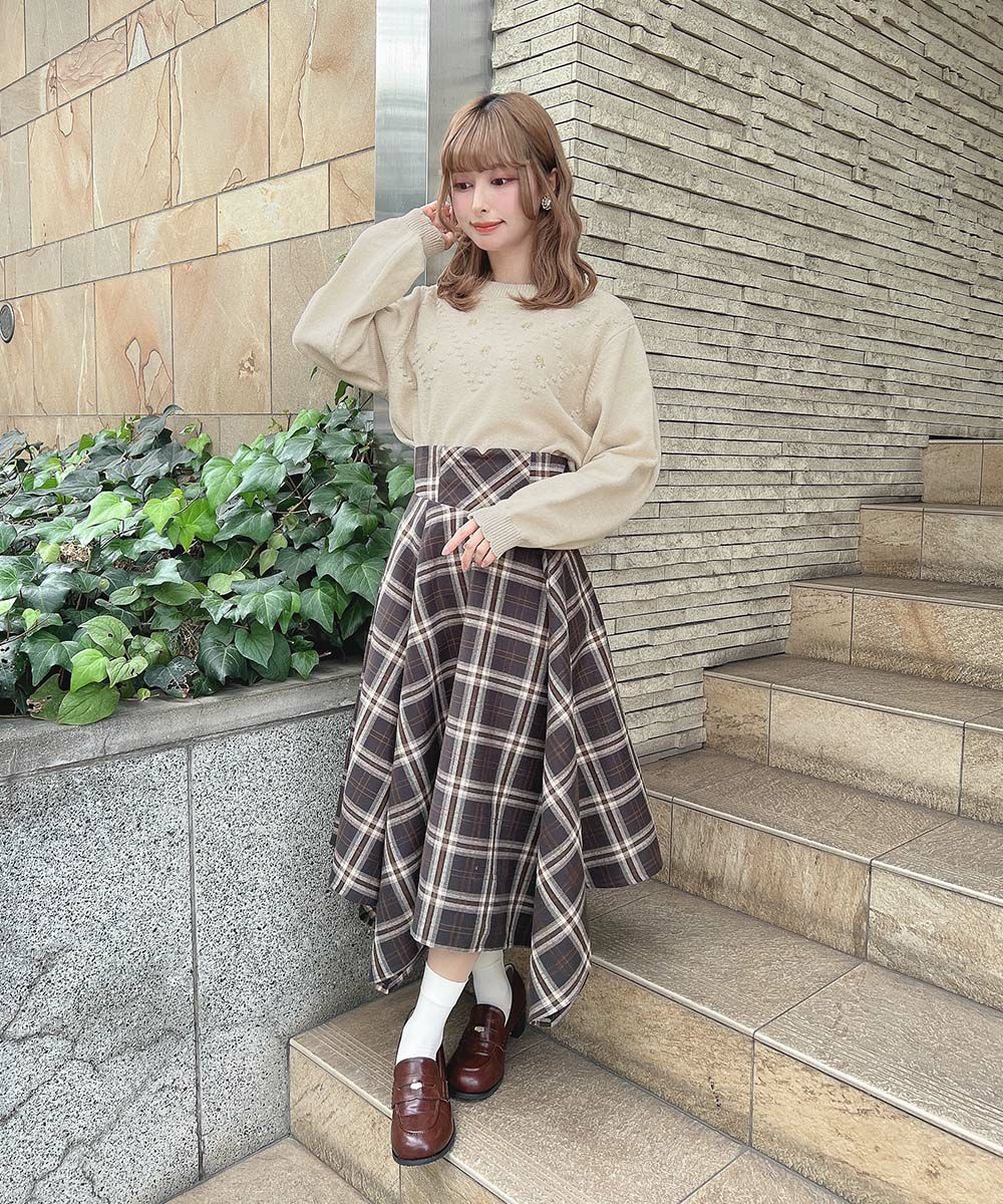 フロントのプチローズ刺繍がガーリーなニットプルオーバー🧶