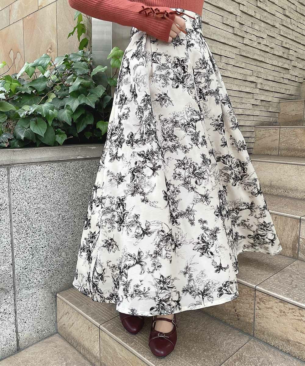 フロッキーの繊細な花柄がクラシカルなスカート💐