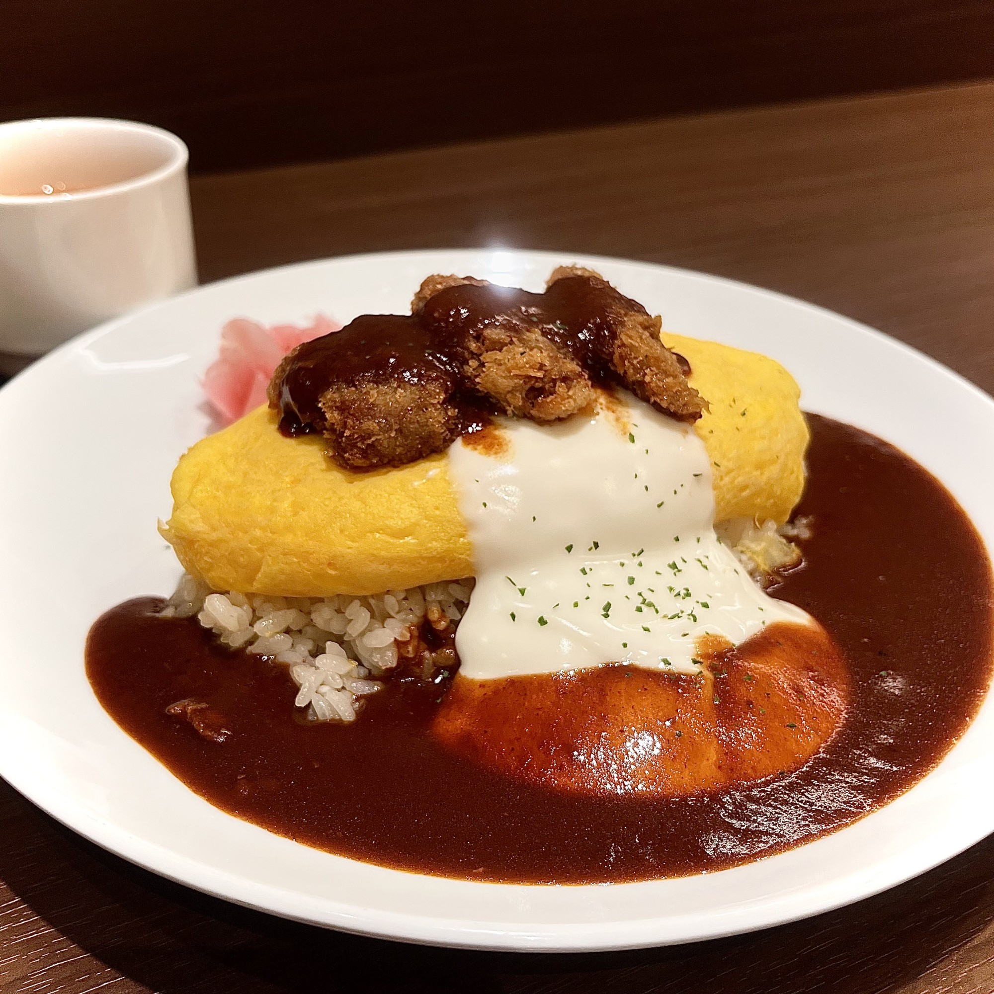 【国産牛一口カツとモッツァレラチーズのオムライス(オニオンスープ付き)】¥2500(税込)