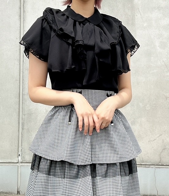 2WAYで楽しめるフリルブラウス