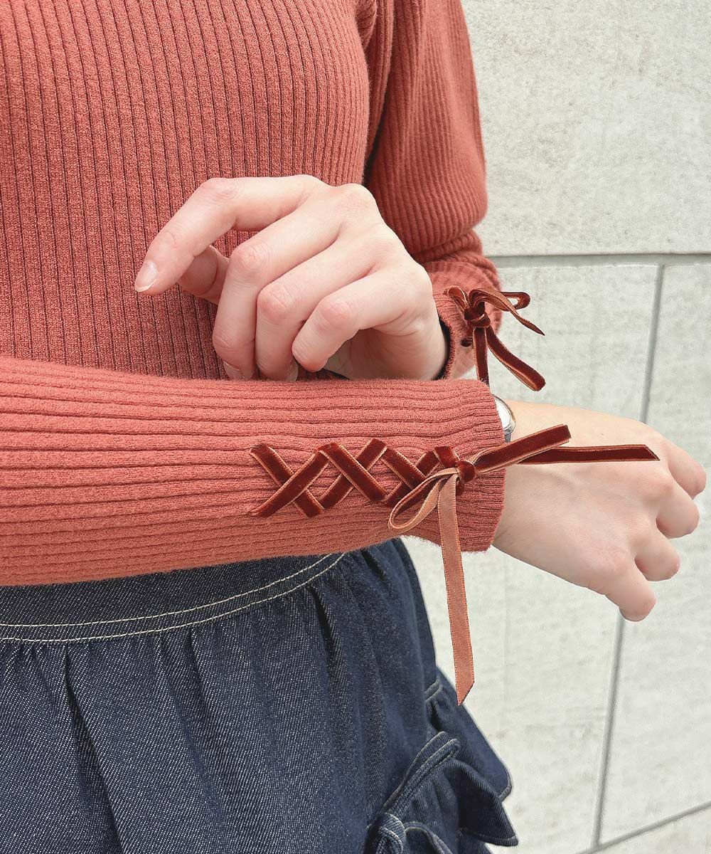 袖口にあしらったレースアップがキュートなリブニット🧶