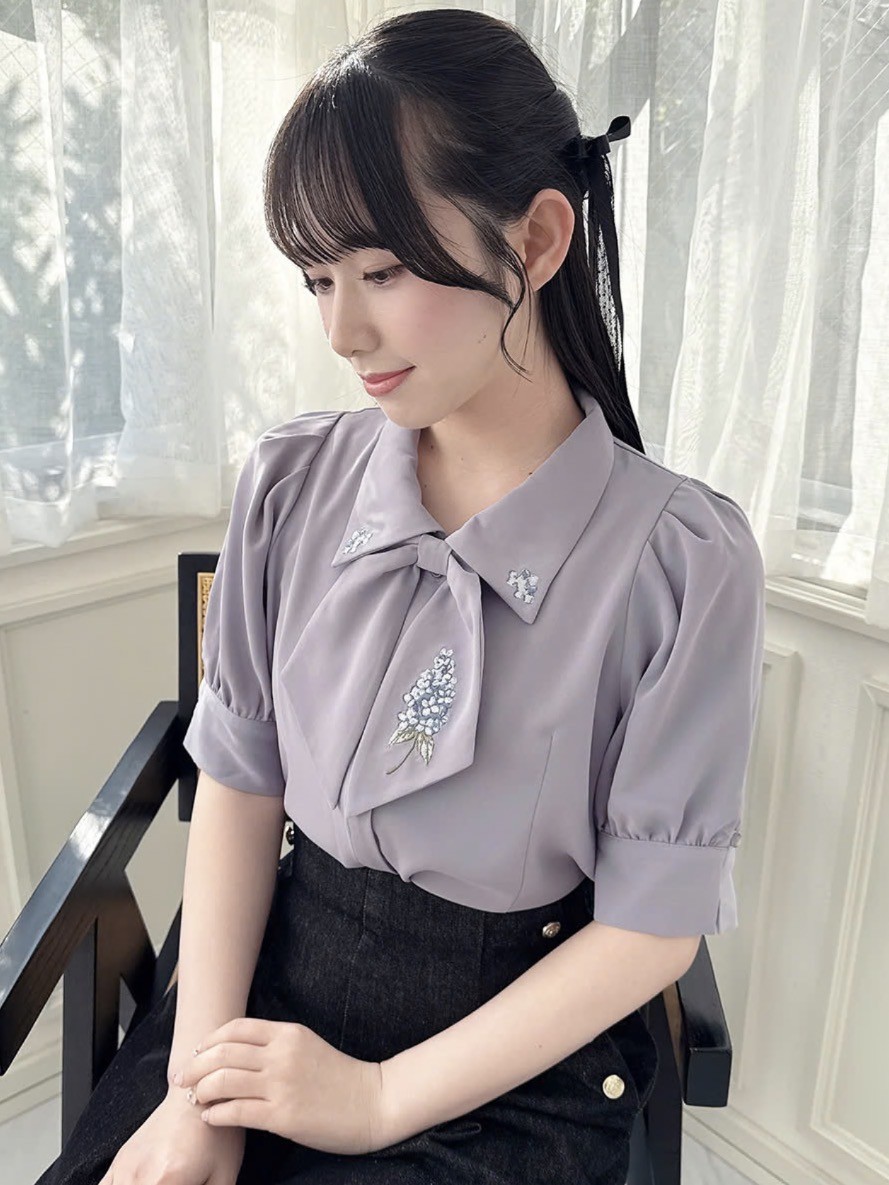 ライラックの繊細な花刺繍が、爽やかで目を惹くブラウス🪻