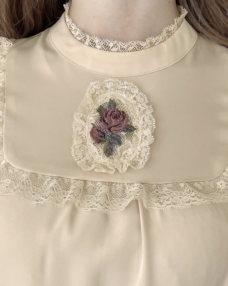 フロントのローズ刺繍がとびきりクラシカルなブラウス🌹