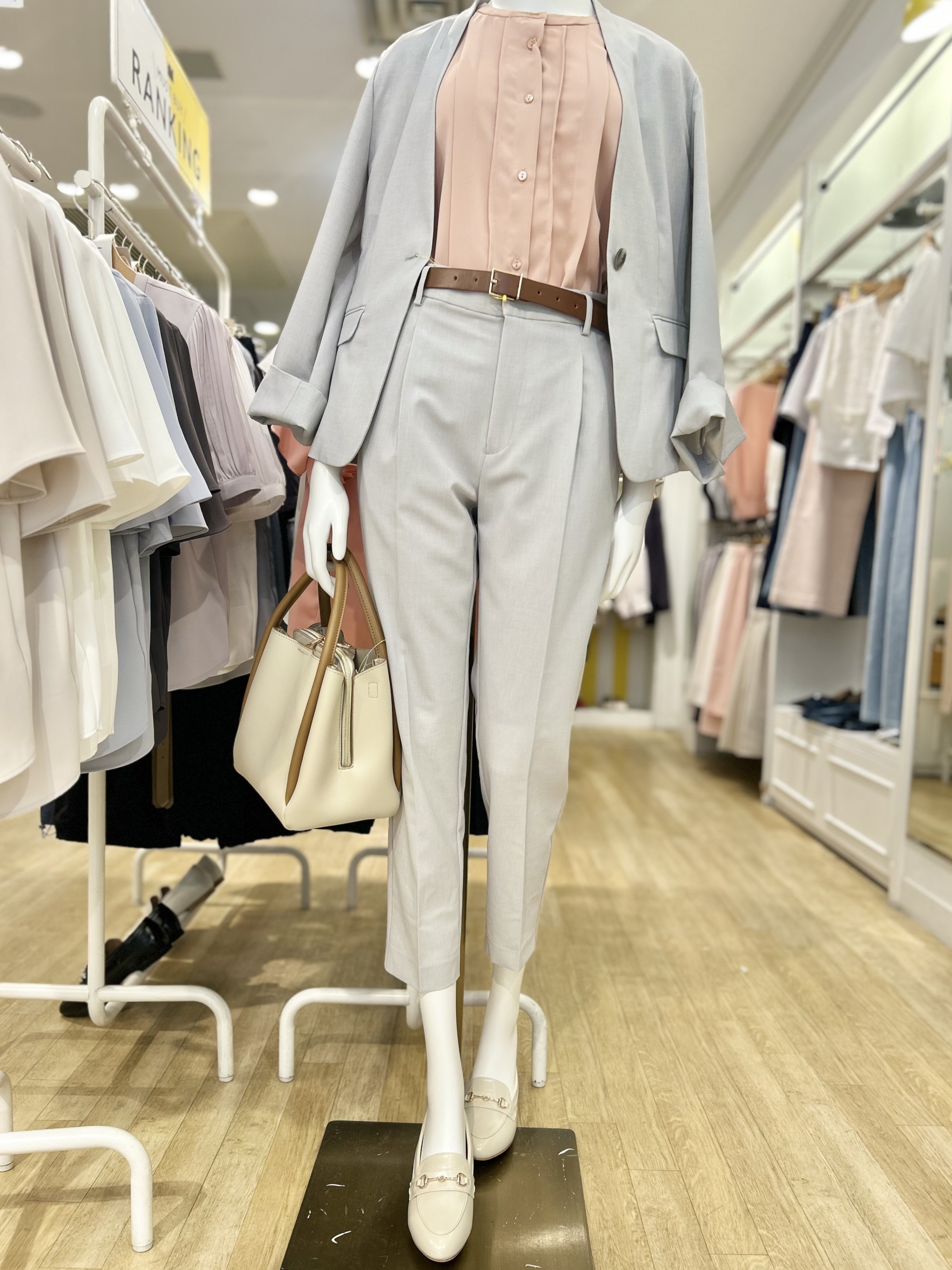 【夏のお仕事着に！】薄手のテーパードパンツ