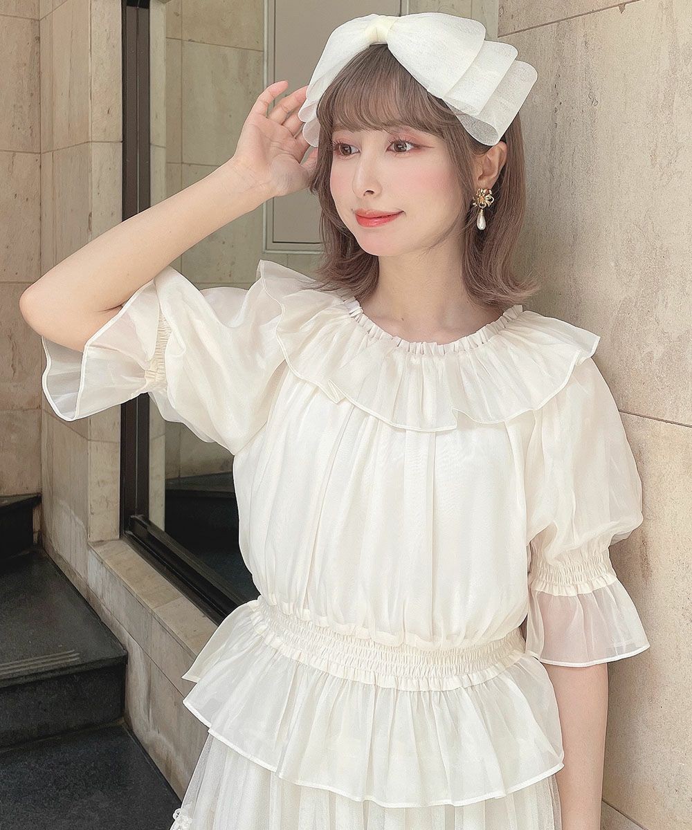 優しいシャイニー感のあるシアー素材がキャッチーなブラウス🎀