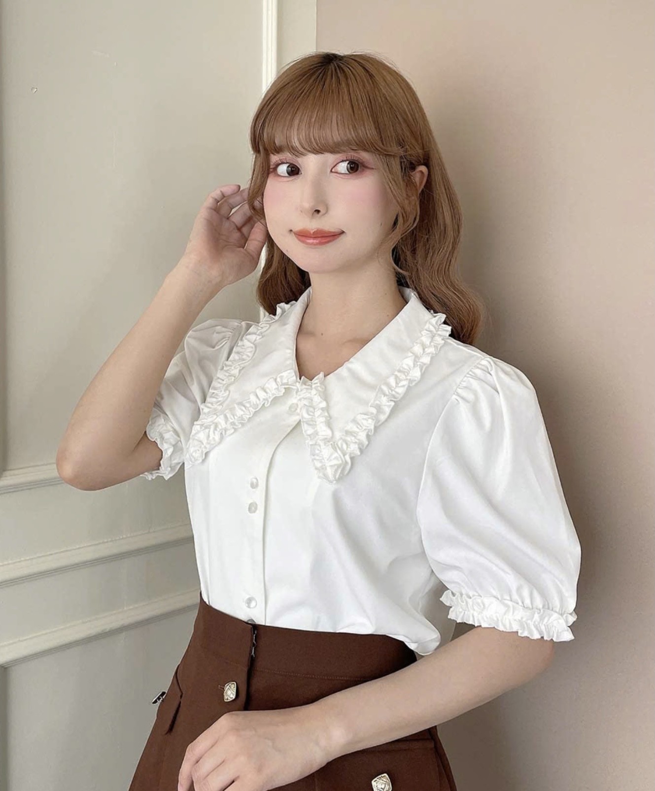 衿のフリル使いが乙女心をくすぐるブラウス🎀
