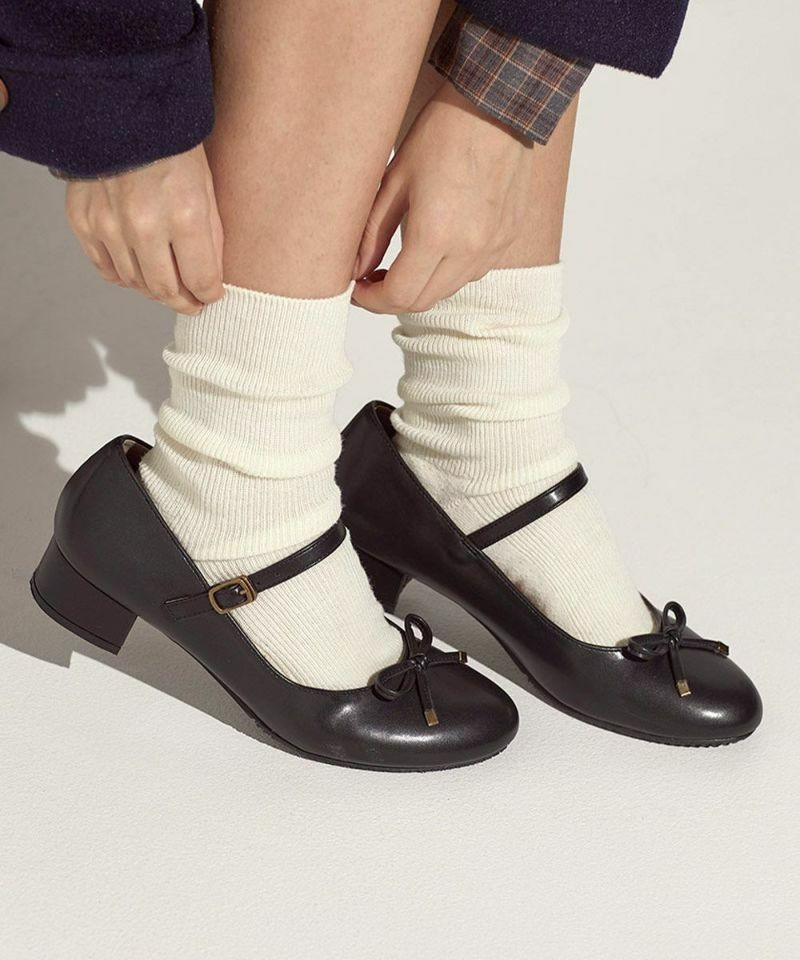 バレエシューズのようなリボン使いがフェミニンなストラップパンプス👡