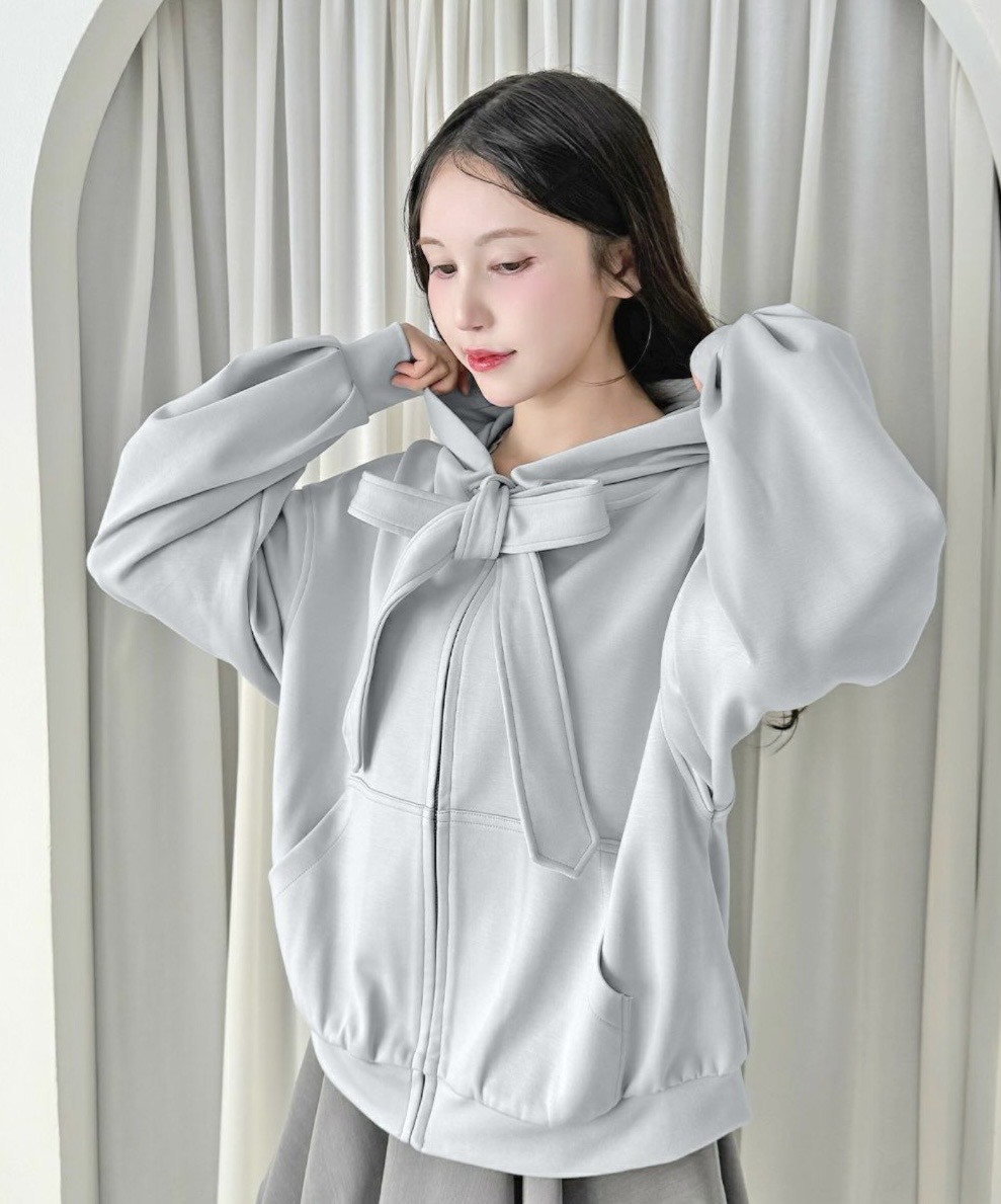 フロントのビッグリボンが目を惹くZIPパーカー🎀