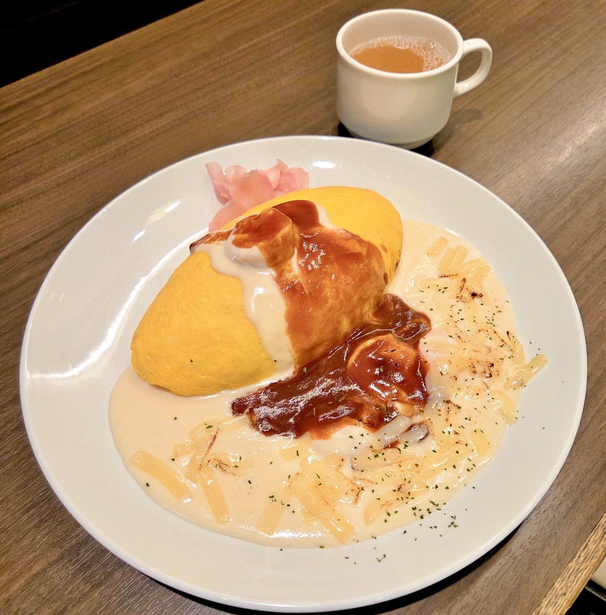 【炙りチーズのエビ入りトマトクリームソースオムライス(スープ付き)】￥1,800(税込)