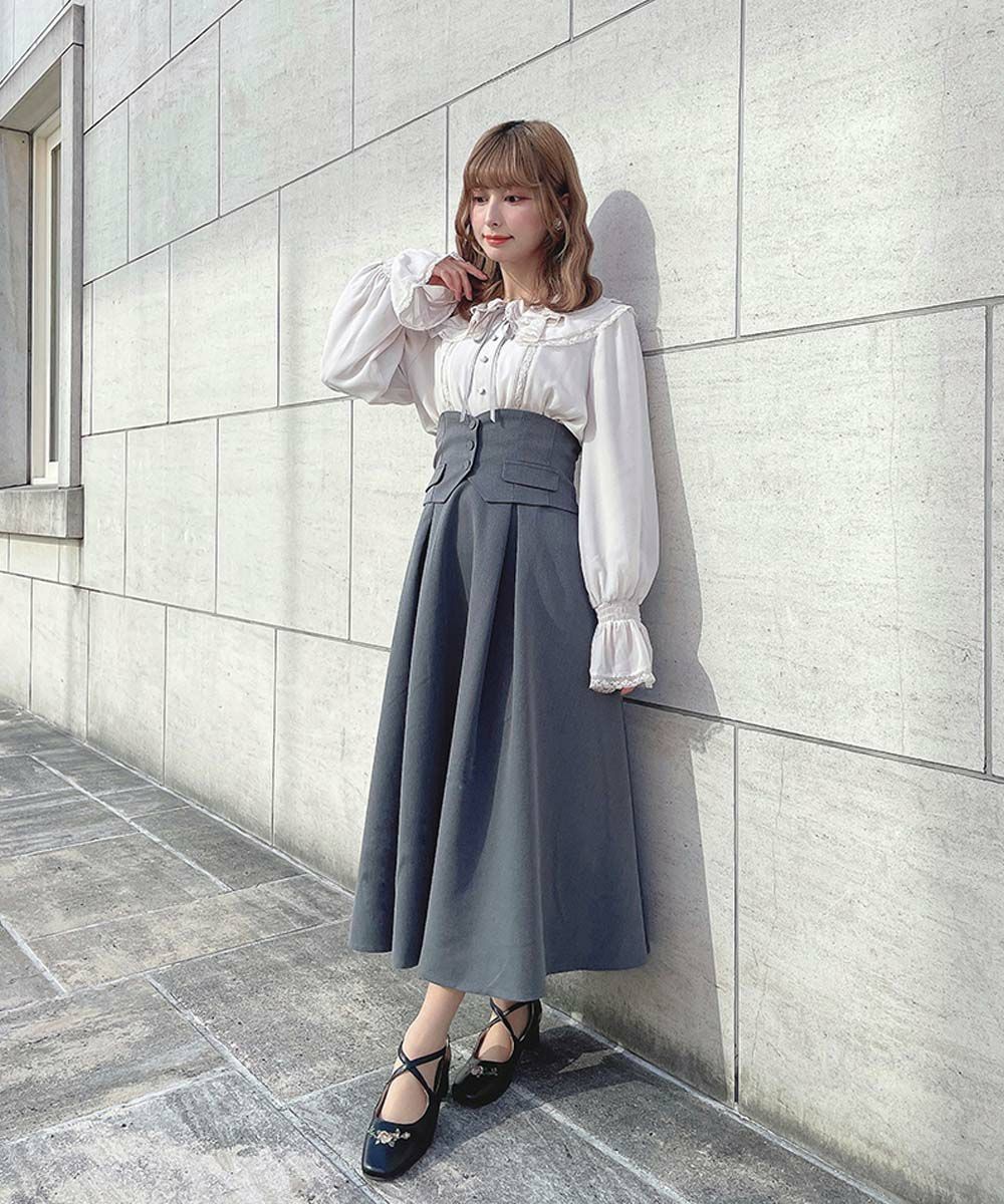 ジレ風のカットラインが効いたコルセットベルト付きのフレアースカート。